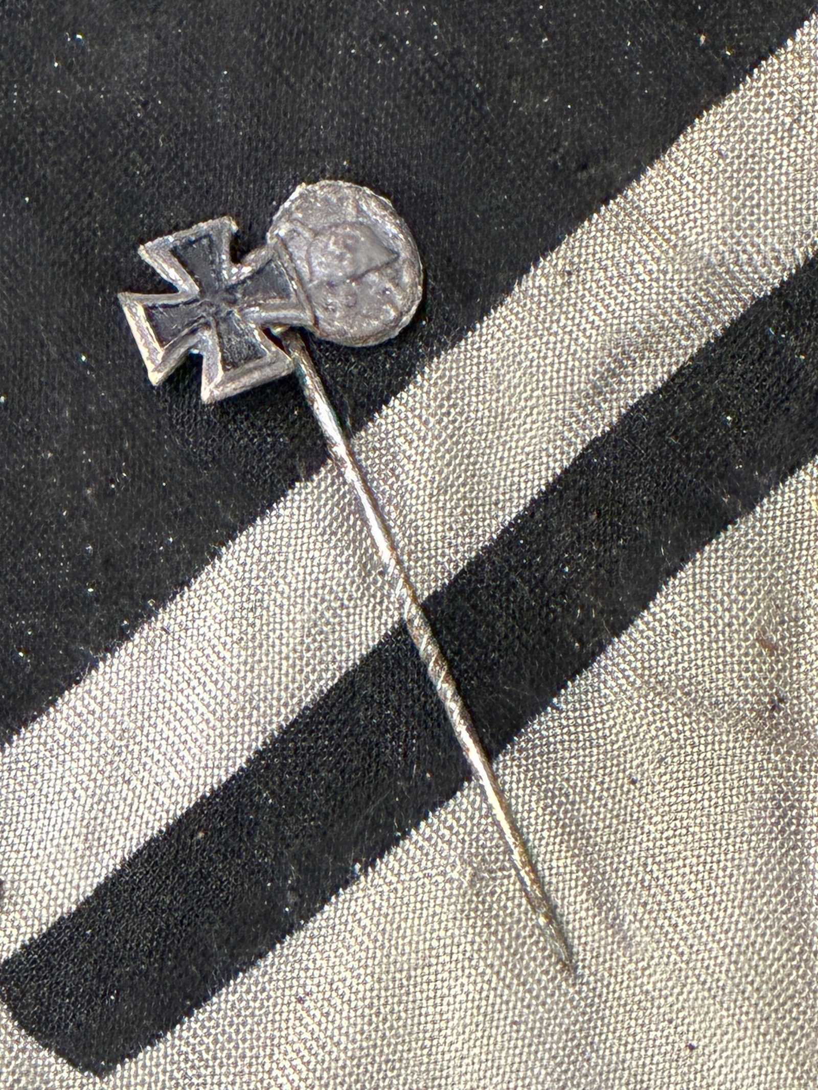 1939 Iron Cross/Wound Badge in Silver Stickpin: 1939 Iron Cross/Wound Badge in Silver Stickpin. A rare example. Shows good wear and use with a beautiful overall patina. Please view all detailed pictures. A scarce example of the time period.