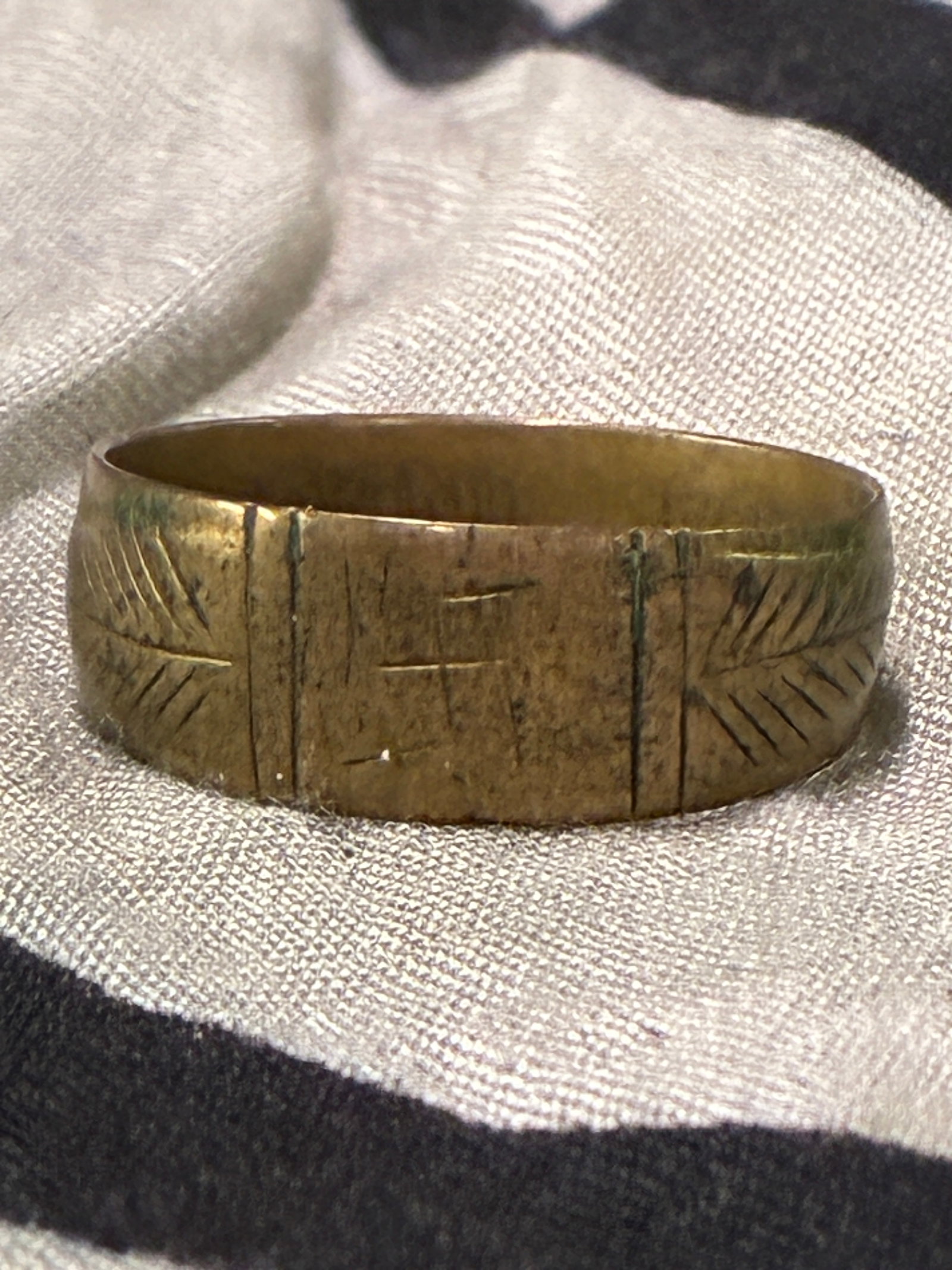 SCARCE WW2 GERMAN OFFICER WORN NAZI RING - TRENCH ART: SCARCE WW2 GERMAN OFFICER WORN NAZI RING - TRENCH ART. A VERY RARE EXAMPLE THAT IS IN MINT OVERALL SHAPE AND CONDITION WITH A BEAUTIFUL PATINA THROUGHOUT. PLEASE VIEW ALL DETAILED PICTURES. A SCARCE E