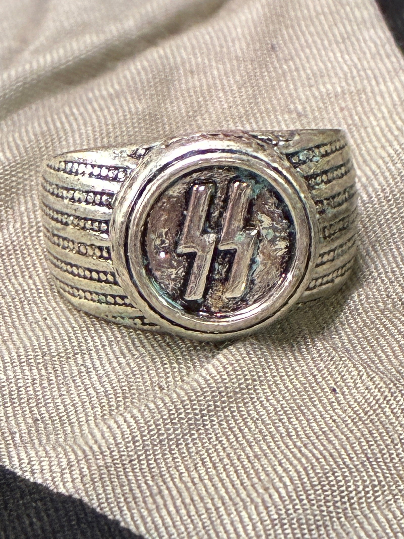 SCARCE WW2 GERMAN WAFFEN SS SILVER RING: SCARCE WW2 GERMAN WAFFEN SS SILVER RING. A RARE FIND. SHOWS GOOD WEAR AND USE WITH A BEAUTIFUL OVERALL PATINA. PLEASE VIEW ALL DETAILED PICTURES. A RARE FIND.