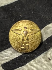 WW2 GERMAN UNIFORM BUTTON W/EAGLE & SWASTIKA