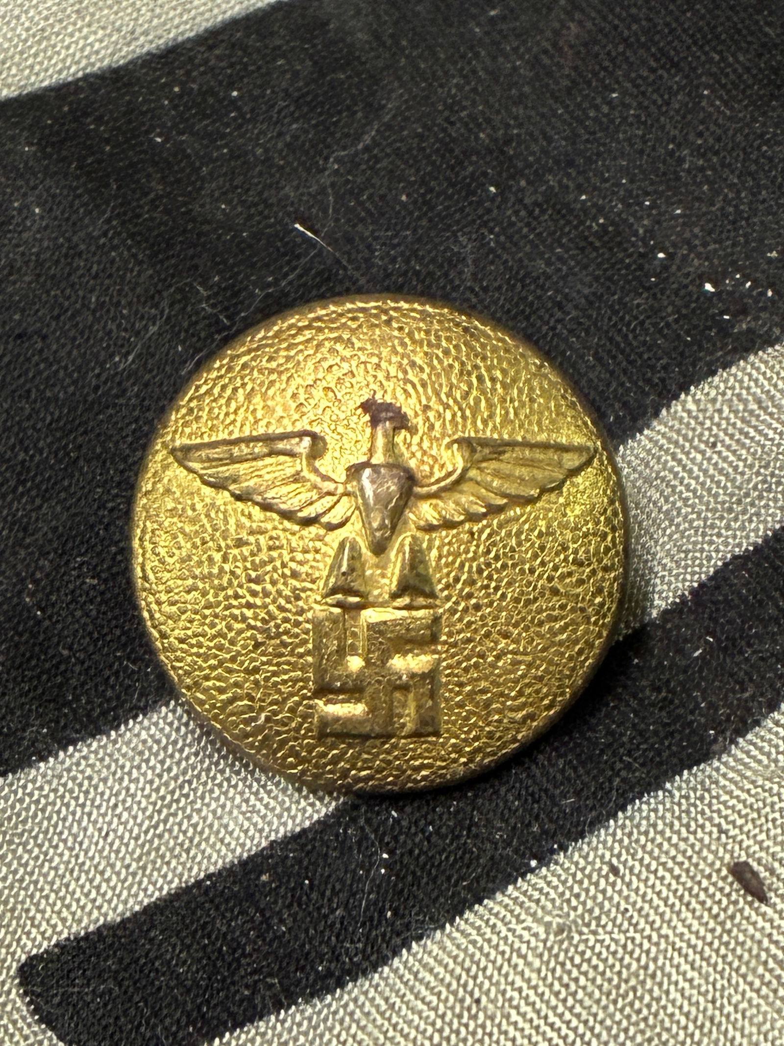 WW2 GERMAN UNIFORM BUTTON W/EAGLE & SWASTIKA: WW2 GERMAN UNIFORM BUTTON W/EAGLE & SWASTIKA. Please view all detailed pictures. A very rare example of the time period.