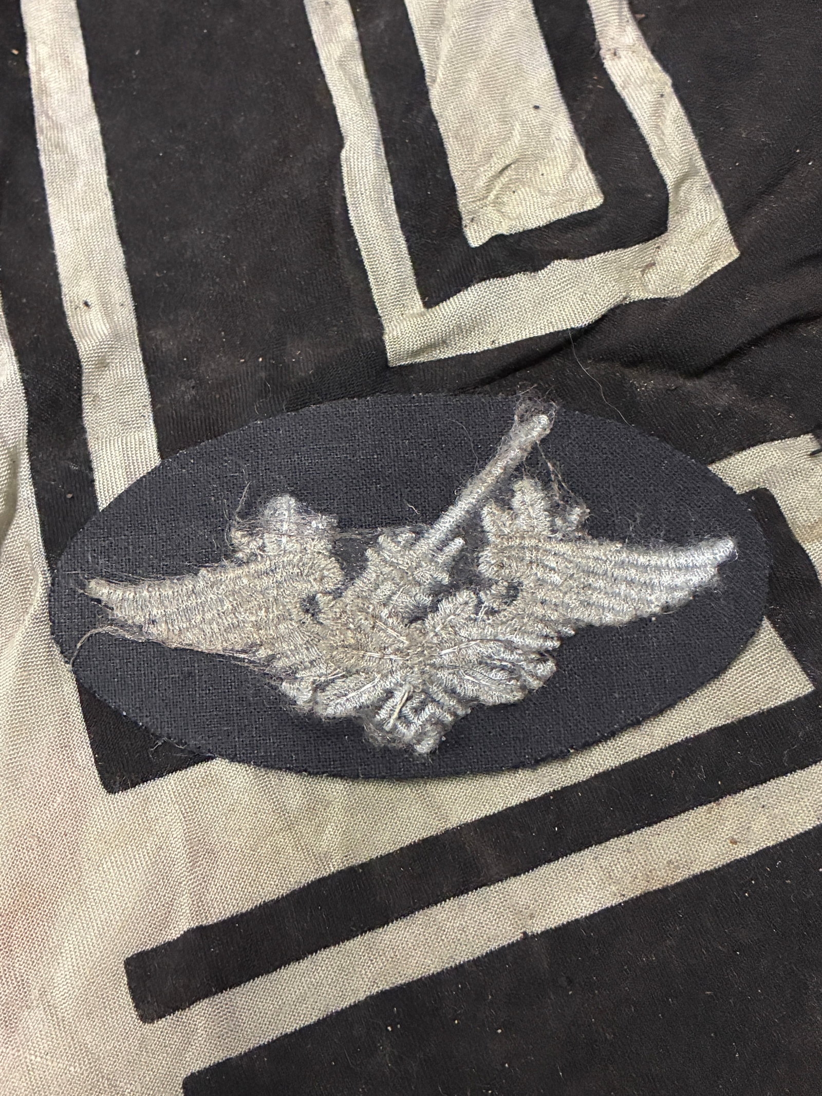 WW2 GERMAN LUFTWAFFE FLAK ARTILLERY PROFICIENCY ARM PATCH: WW2 GERMAN LUFTWAFFE FLAK ARTILLERY PROFICIENCY ARM PATCH. SHOWS GOOD WEAR AND USE WITH A BEAUTIFUL OVERALL PATINA. PLEASE VIEW ALL DETAILED PICTURES. A SCARCE EXAMPLE.