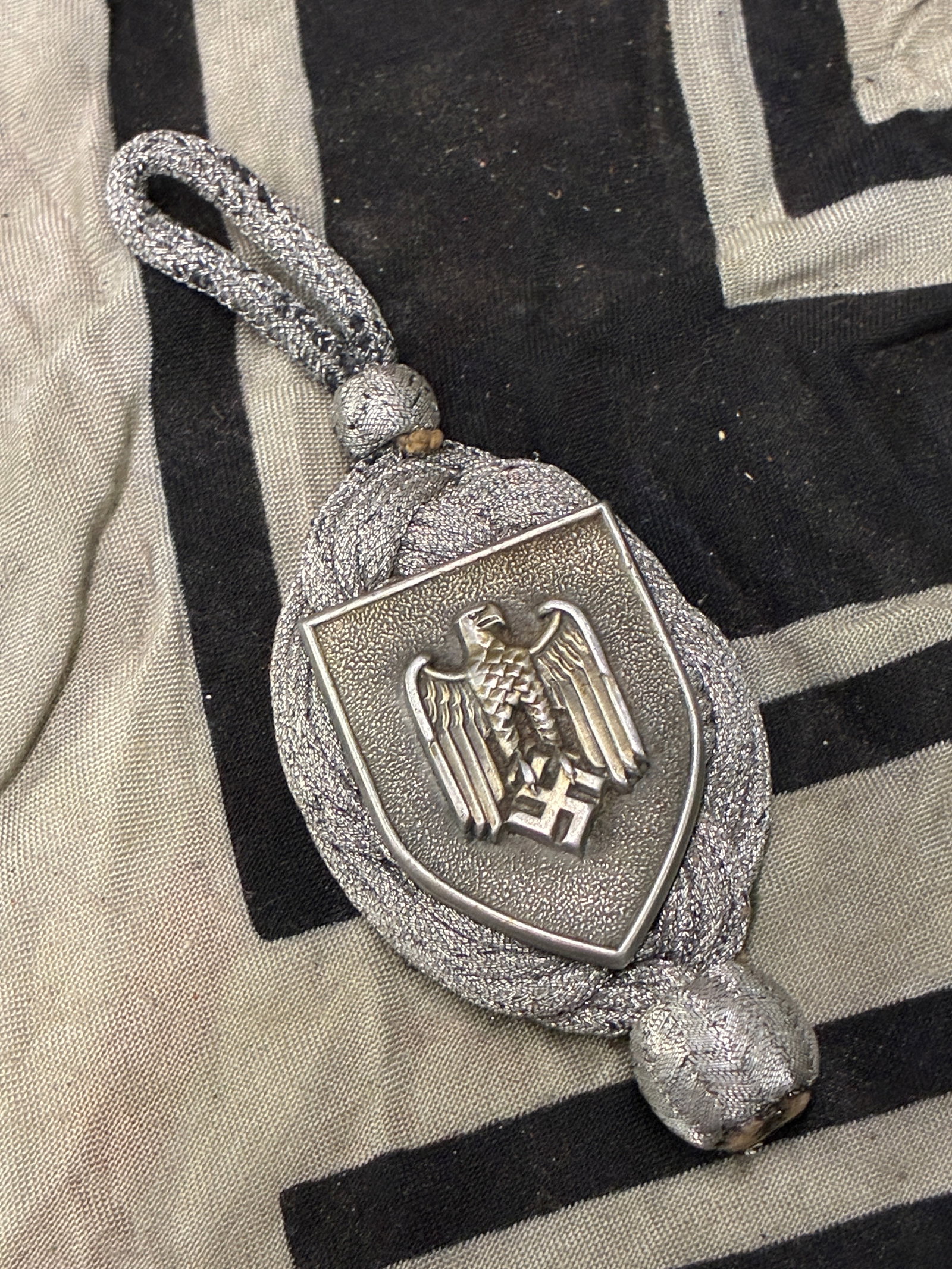 RARE WW2 GERMAN WEHRMACHT MARKSMAN LANYARD TOP: RARE WW2 GERMAN WEHRMACHT MARKSMAN LANYARD TOP. SHOWS GOOD WEAR AND USE WITH A BEAUTIFUL OVERALL PATINA. PLEASE VIEW ALL DETAILED PICTURES. A SCARCE EXAMPLE OF THE TIME PERIOD.