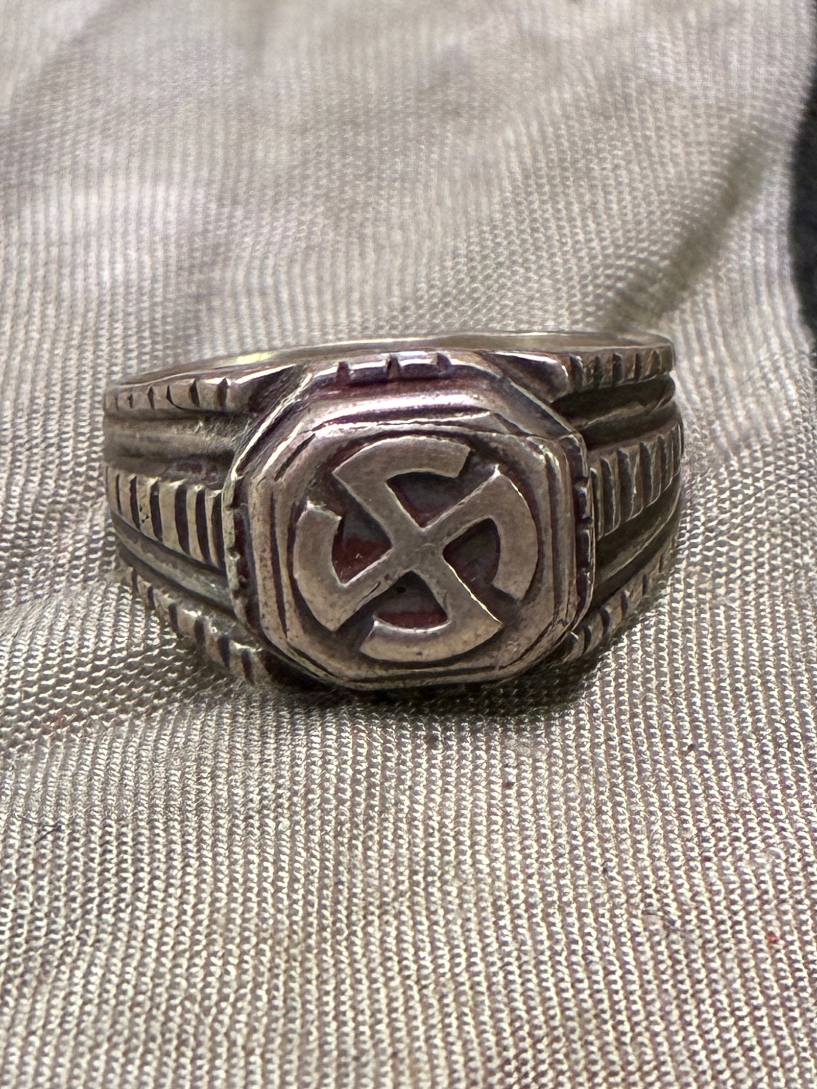 WW2 GERMAN ANTI PARTISAN BADGE RING IN 800 SILVER: WW2 GERMAN ANTI PARTISAN BADGE RING IN 800 SILVER. A VERY RARE EXAMPLE THAT IS IN MINT OVERALL SHAPE AND CONDITION WITH A BEAUTIFUL OVERALL PATINA. PLEASE VIEW ALL DETAILED PICTURES. A RARE EXAMPLE OF