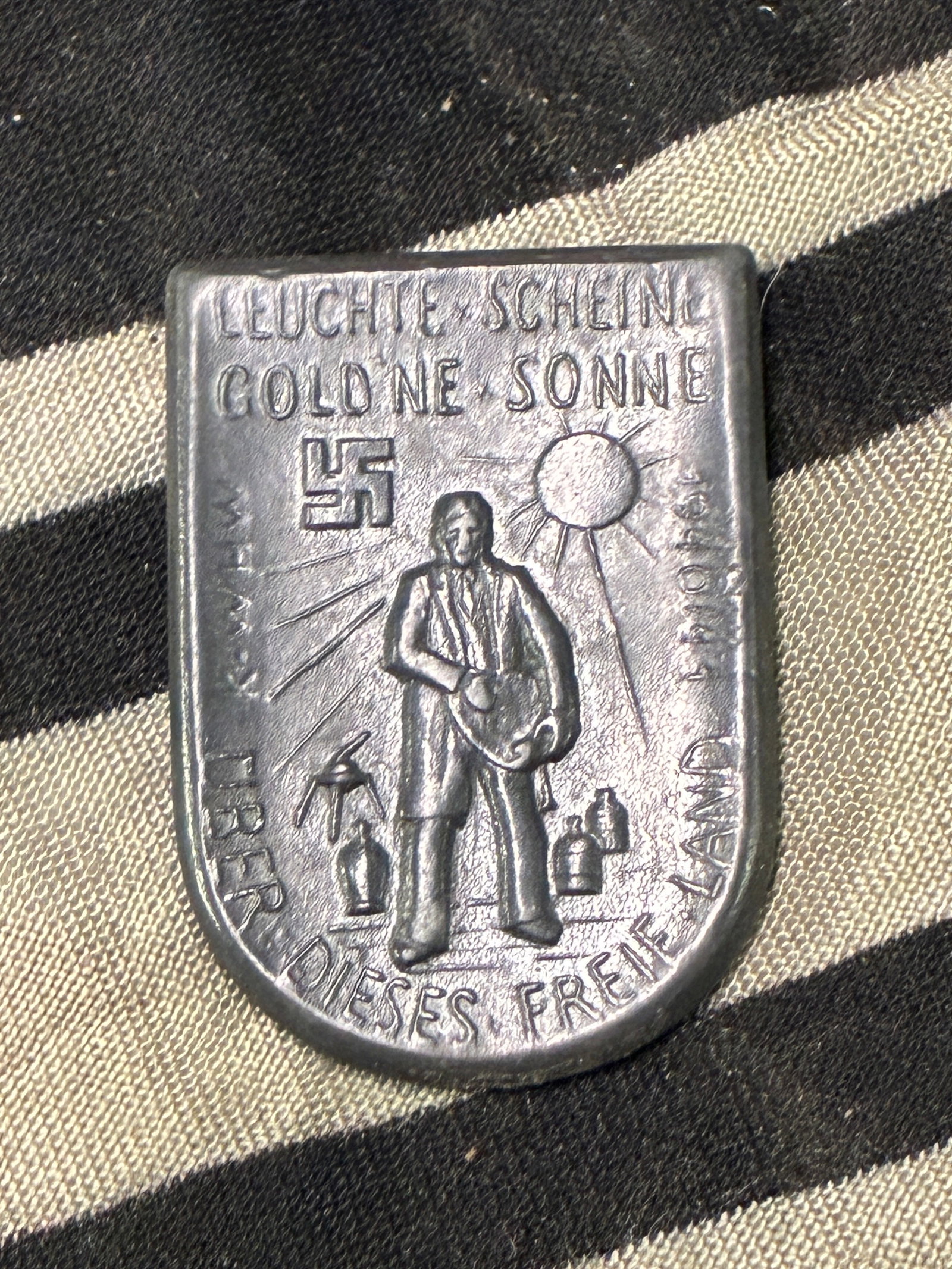 WW2 GERMAN BADGE OF THE WAR WHW OF THE YEARS 1941 AND 1944: WW2 GERMAN BADGE OF THE WAR WHW OF THE YEARS 1941 AND 1944. A SCARCE FIND. SHOWS GOOD WEAR AND USE WITH A BEAUTIFUL OVERALL PATINA. PLEASE VIEW ALL DETAILED PICTURES. A RARE EXAMPLE.