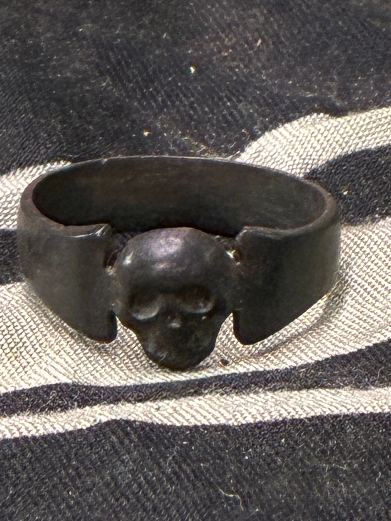 VET BRING BACK WW2 GERMAN TOTENKOPF SS SKULL 800 SILVER OFFICER RING: VET BRING BACK WW2 GERMAN TOTENKOPF SS SKULL 800 SILVER OFFICER RING. A VERY RARE EXAMPLE THAT IS IN MINT OVERALL SHAPE AND CONDITION WITH A BEAUTIFUL OVERALL PATINA. SHOWS GOOD WEAR AND USE. PLEASE V