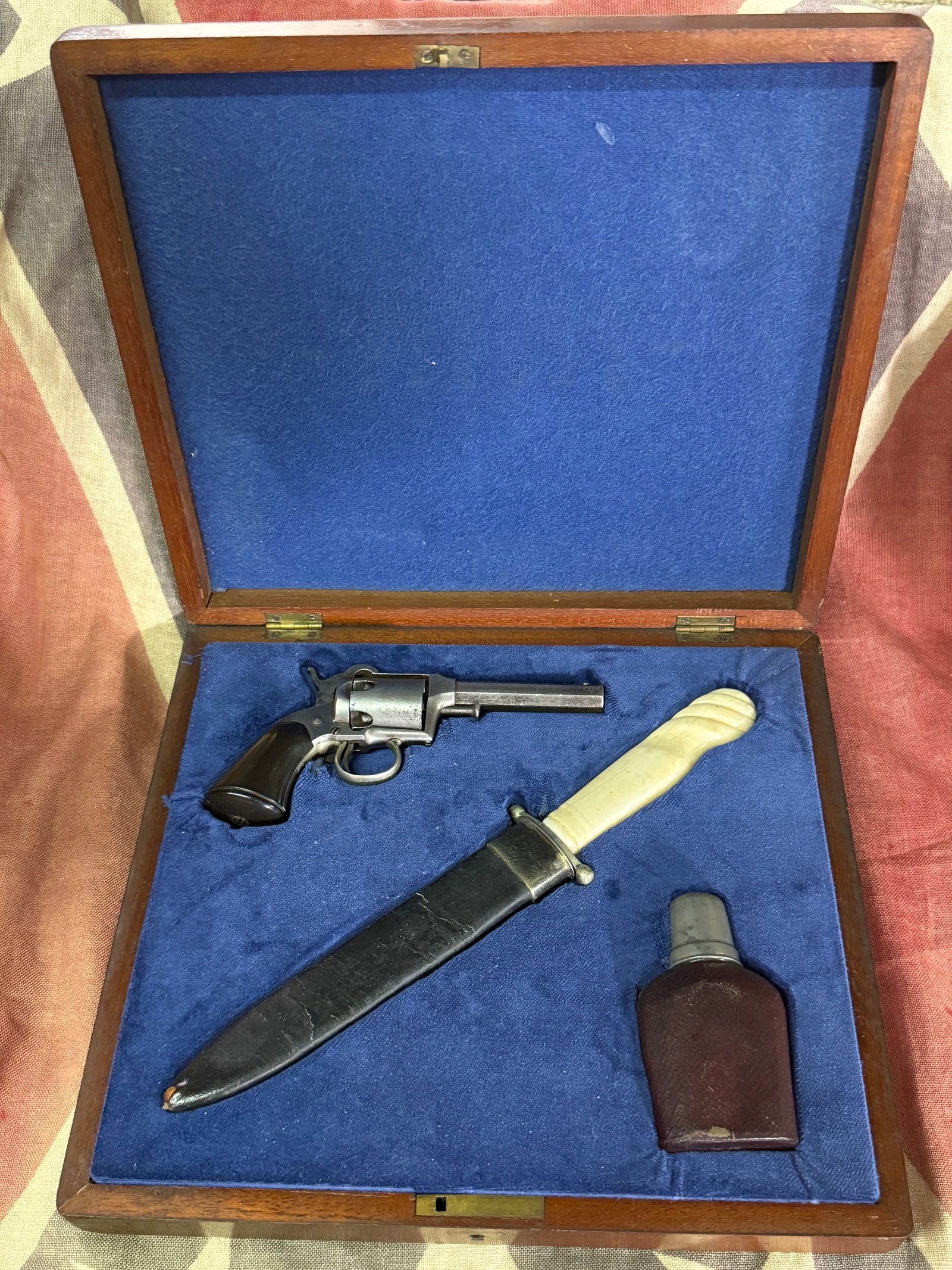 CASED IN BOX 1800'S REMINGTON PISTOL WITH BONE HANDLE BOWIE KNIFE & FLASK SET: CASED IN BOX 1800'S REMINGTON PISTOL WITH BONE HANDLE BOWIE KNIFE & FLASK SET. THIS IS A VERY RARE CIVIL WAR ERA OFFICER'S COMPELTE SET WITH A POCKET REMINGTONS REVOLVER, BONE HANDLE BOWIE KNIFE WITH
