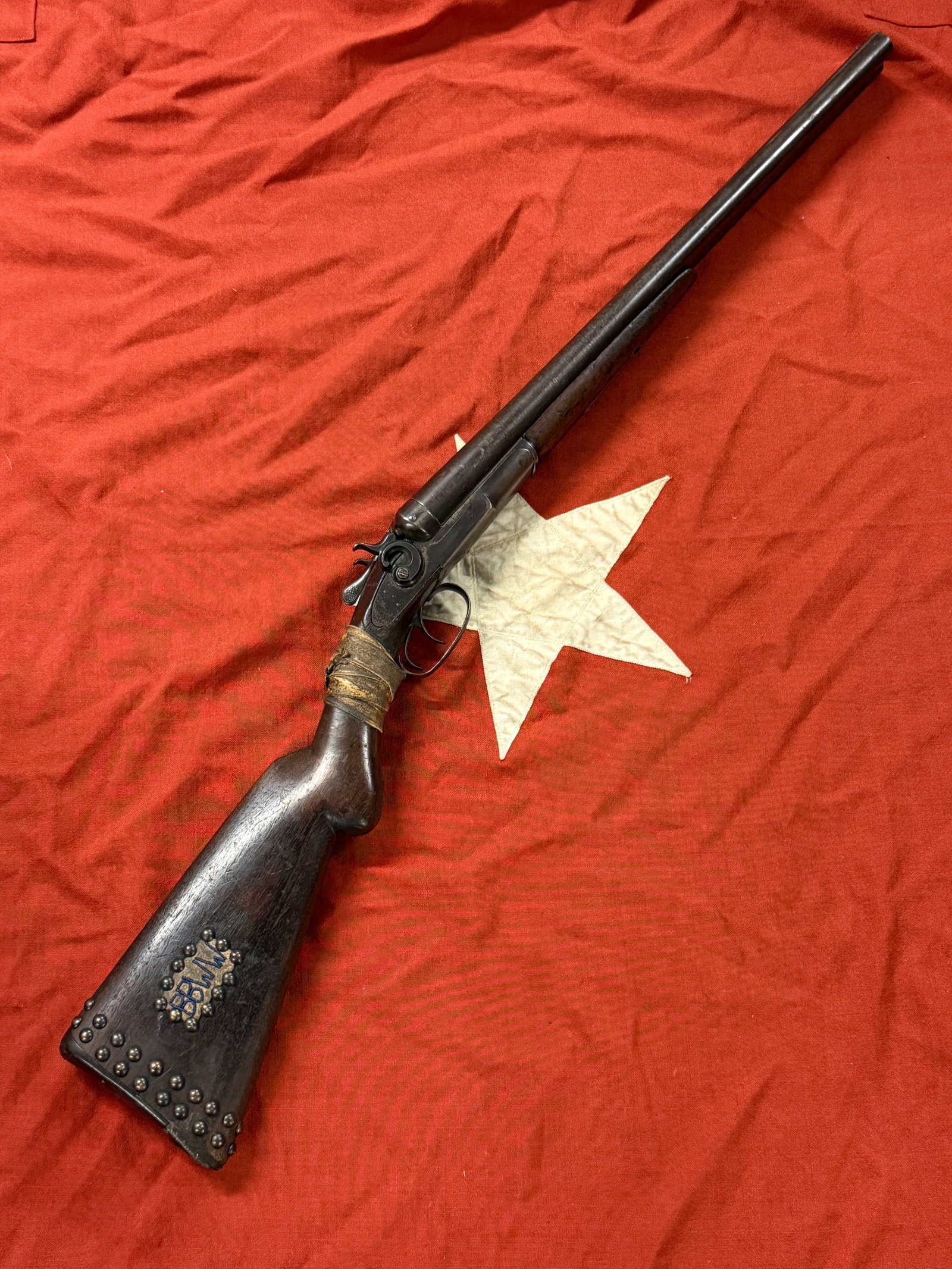 ANTIQUE 1800'S REMINGTON DOUBLE BARREL SHOTGUN BELONGING TO BUFFALO BILL WILD WEST: ANTIQUE 1800'S REMINGTON DOUBLE BARREL SHOTGUN BELONGING TO BUFFALO BILL WILD WEST. THIS IS AN ULTRA RARE FIND AND COMES FROM A HIGH END COLLECTION OF WEAPONS. THIS BEAUTIFUL DOUBLE BARREL SHOTGUN HAS