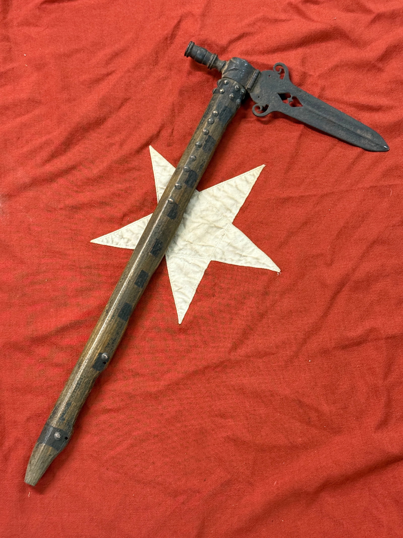 1800'S NATIVE AMERICAN DOUBLE HEART SMOKING PIPE SPIKED TOMAHAWK WITH STUDS: 1800'S NATIVE AMERICAN DOUBLE HEART SMOKING PIPE SPIKED TOMAHAWK WITH STUDS. A VERY RARE FIND. SHOWS GOOD WEAR AND USE WITH A BEAUTIFUL OVERALL PATINA. HAS A GREAT LOOK TO IT WITH AN EXCELLENT OVERALL