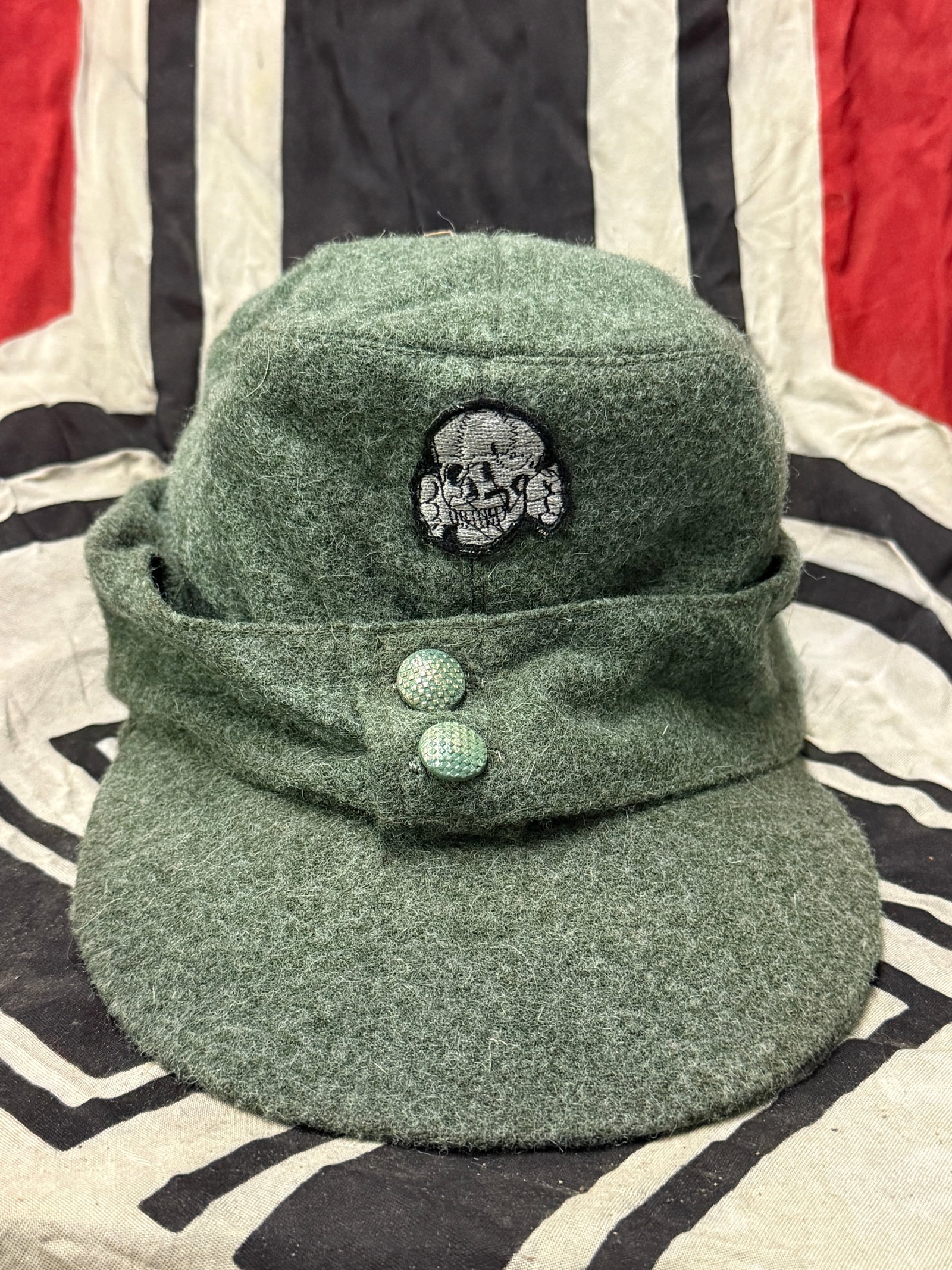 WW2 GERMAN M43 TOTENKOPF SS FIELD CAP FELDMUTZE NO. 0784: WW2 GERMAN M43 TOTENKOPF SS FIELD CAP FELDMUTZE NO. 0784. A VERY RARE EXAMPLE THAT IS IN MINT OVERALL SHAPE AND CONDITION WITH A BEAUTIFUL OVERALL PATINA. SHOWS GOOD WEAR AND USE. PLEASE VIEW ALL DETA