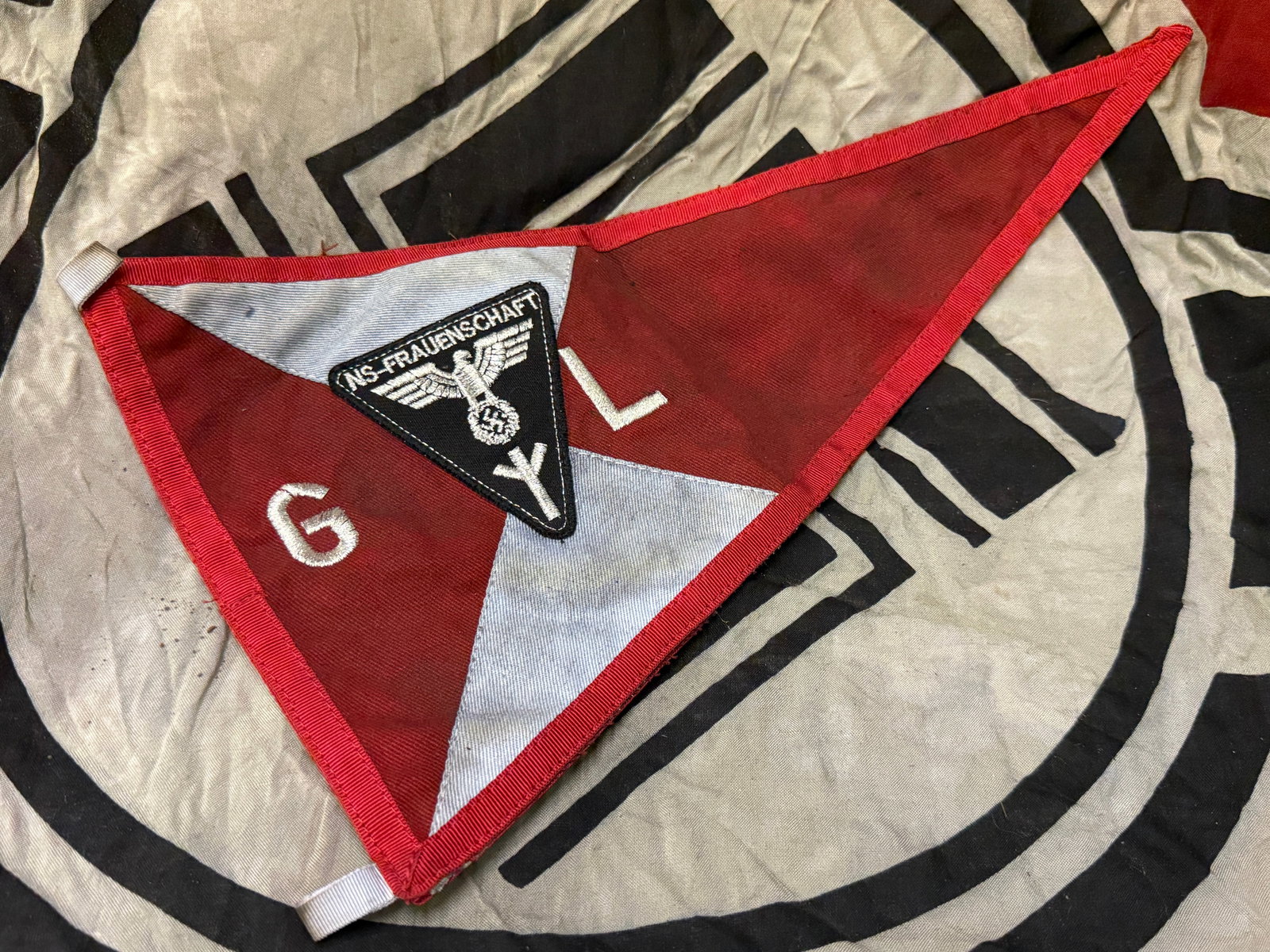 WW2 German NS-Frauenschaft: Gaufrauenschaftsleiterin, Kfz-Diensstellungszeichen 1940-1941 Pennant: WW2 German NS-Frauenschaft: Gaufrauenschaftsleiterin, Kfz-Diensstellungszeichen 1940-1941 Pennant. A very rare double sided pennant that is in mint overall shape and condition with a beautiful overall