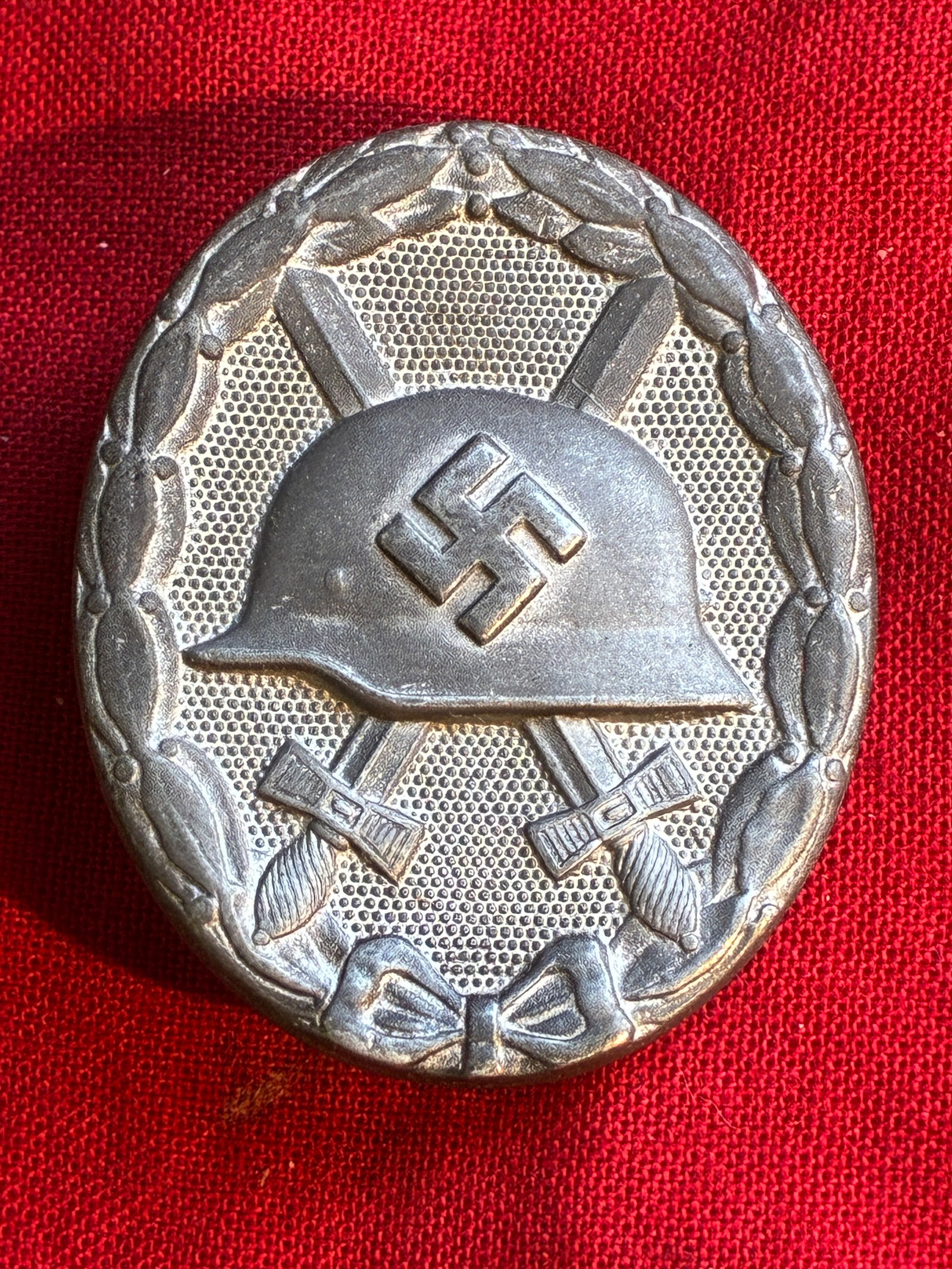 RARE WW2 GERMAN WOUND BADGE IN SILVER MAKER MARKED: RARE WW2 GERMAN WOUND BADGE IN SILVER MAKER MARKED. A RARE EXAMPLE. SHOWS GOOD WEAR AND USE WITH A BEAUTIFUL OVERALL PATINA. PLEASE VIEW ALL DETAILED PICTURES. A VERY RARE EXAMPLE OF THE TIME PERIOD.