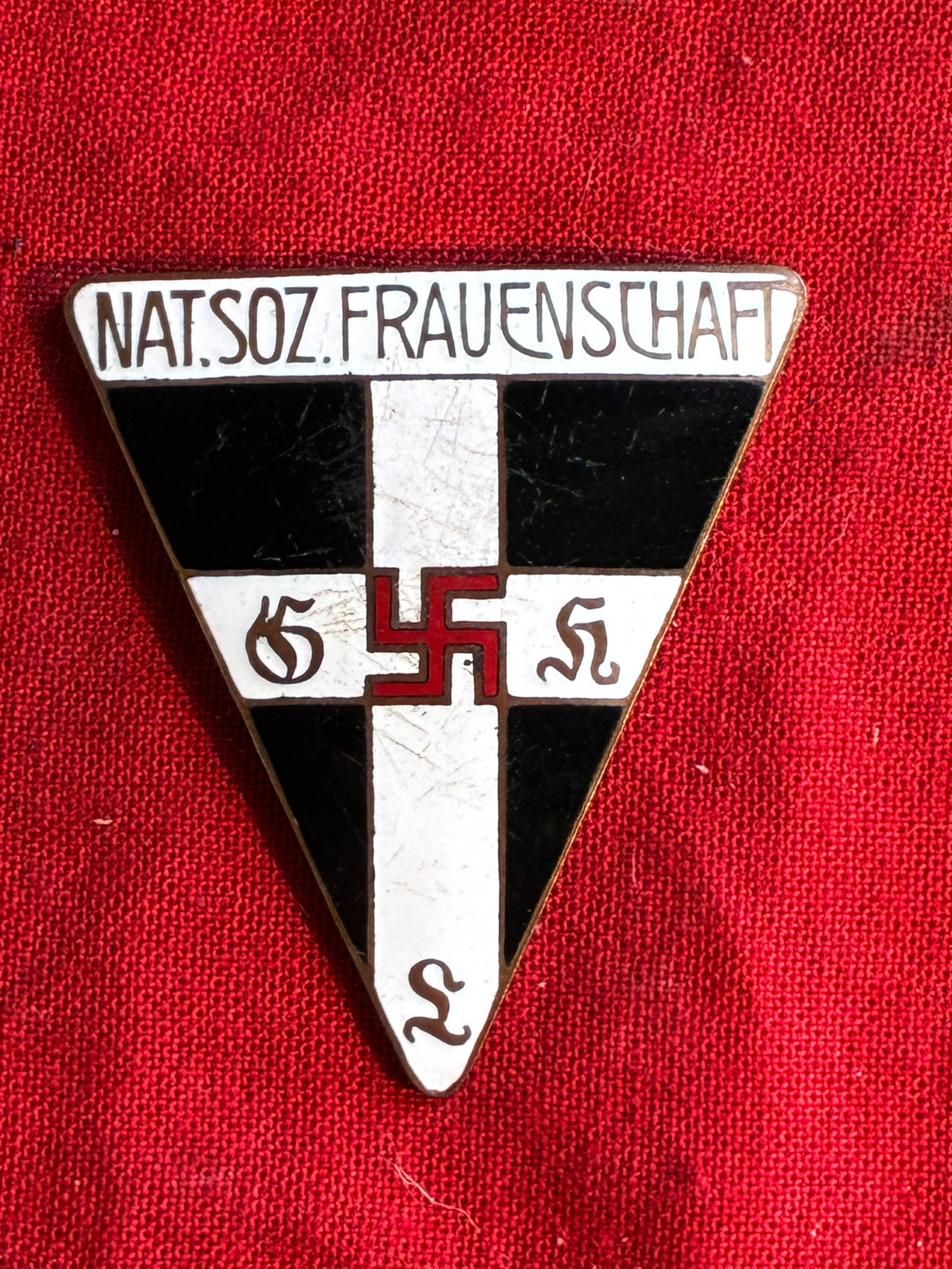 Rare WW2 German Large-Style Frauenschaft Badge By Ges. Gesch.: Rare WW2 German Large-Style Frauenschaft Badge By Ges. Gesch. A rare find. Missing the pin latch on the reverse. Beautiful enamel throughout. Please view all detailed pictures. A rare example of the t