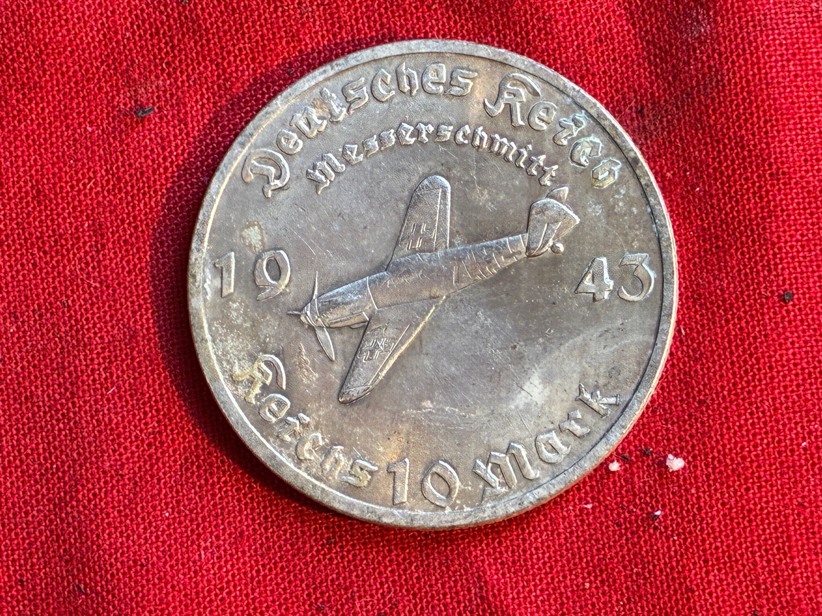 RARE WW2 GERMAN ADOLF HITLER HANDICRAFT 10 REICHSMARK 1942 SILVER MEDAL COIN: RARE WW2 GERMAN ADOLF HITLER HANDICRAFT 10 REICHSMARK 1942 SILVER MEDAL COIN. A RARE FIND. SHOWS GOOD WEAR AND USE WITH A BEAUTIFUL OVERALL PATINA. PLEASE VIEW ALL DETAILED PICTURES. A RARE EXAMPLE.