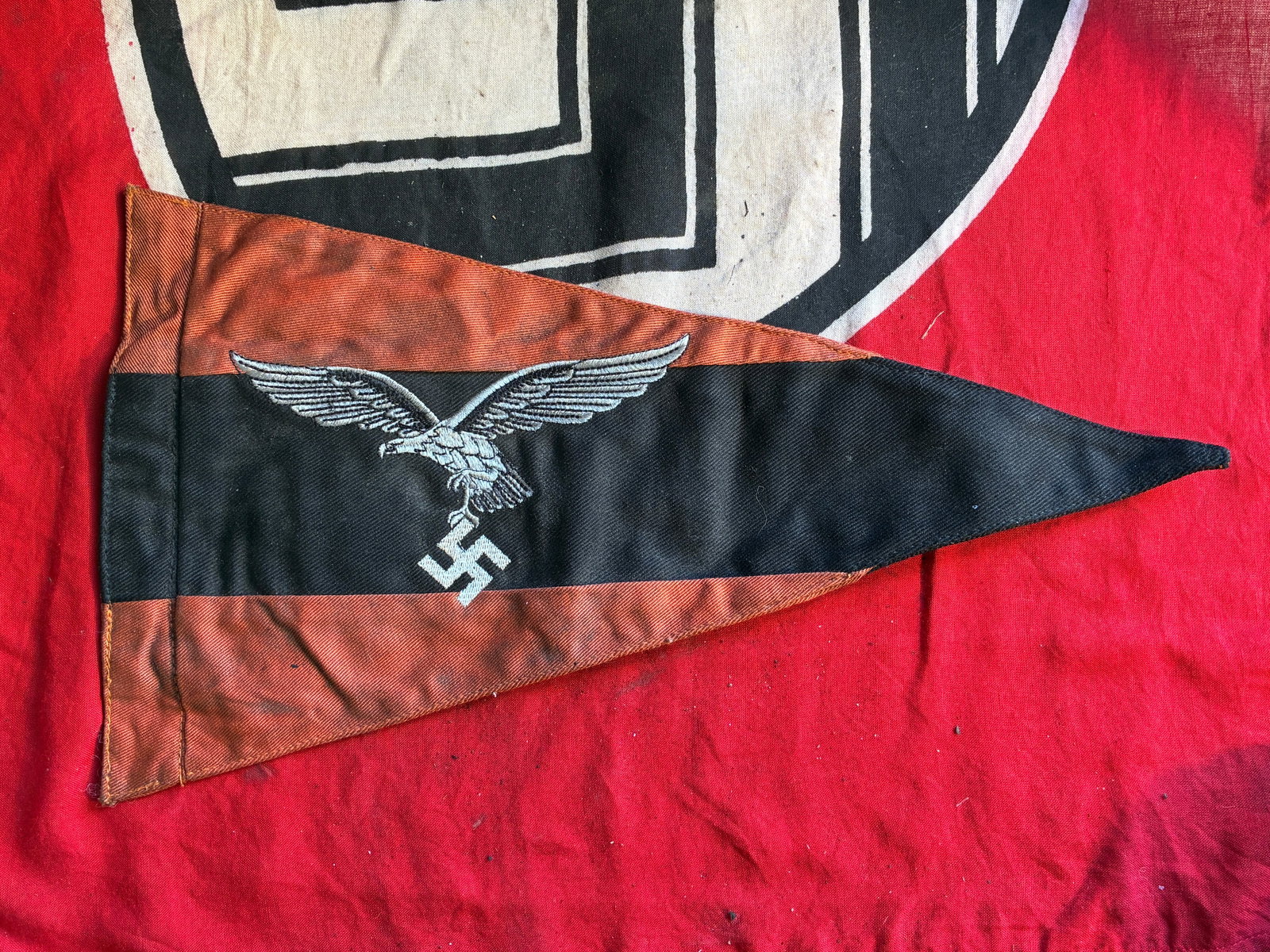 German WWII Luftwaffe Flak Artillery Officer’s Staff Pennant Flag: German WWII Luftwaffe Flak Artillery Officer’s Staff Pennant Flag. Shows good wear and use with a beautiful patina throughout. Shows good field wear. Please view all detailed pictures. A rare exampl