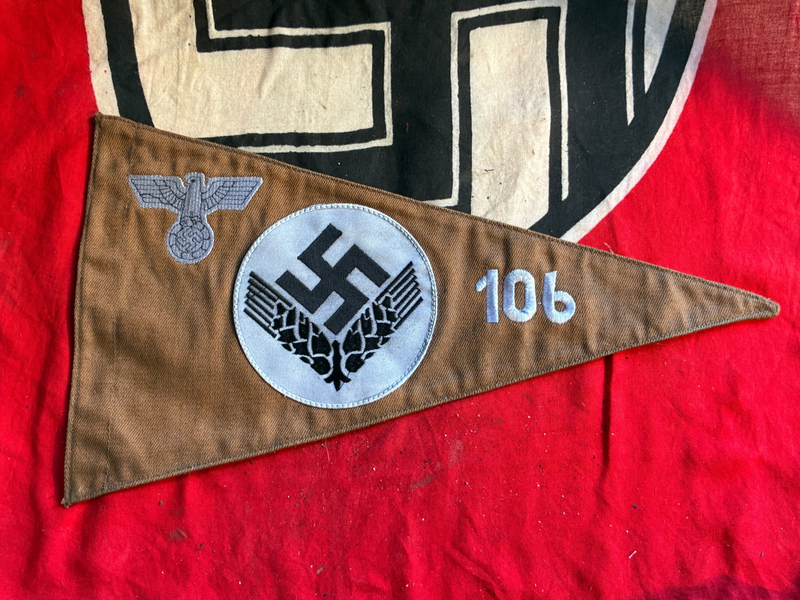German WWII Reichsarbeitsdienst Female Unit 105 Niederschlesien Car Pennant: German WWII Reichsarbeitsdienst Female Unit 105 Niederschlesien Car Pennant. his is a rare and extremely well preserved Reichsarbeitsdienst (Reichs Labour Service) car pennant belonging to the all-fem