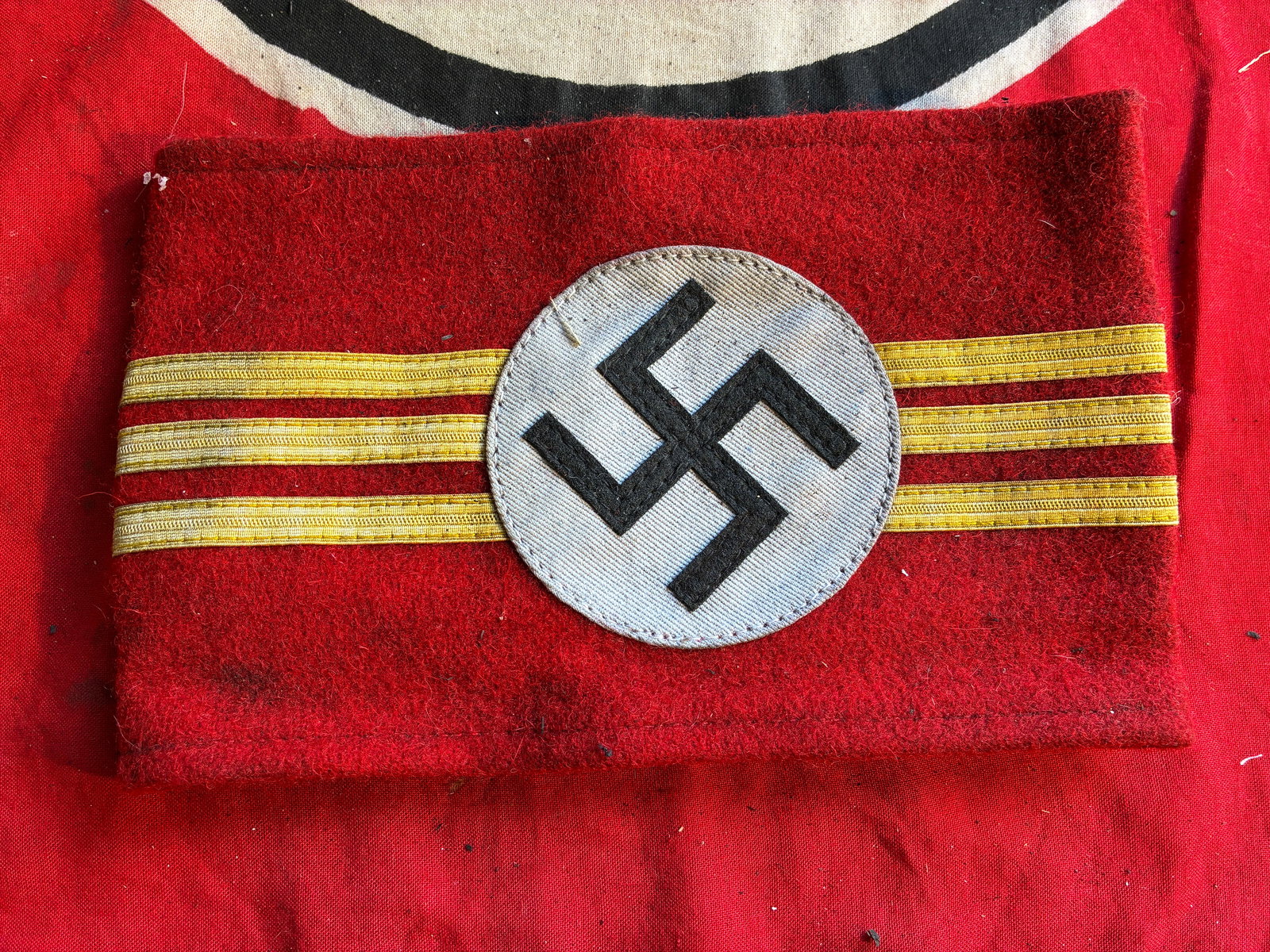 WW2 German Amtsleiter Political Leader, Mitglieted der Reichsleitung early NSDAP armband 1932-1933: AMTSLEITER Political Leader, Extremely rare Mitglieted der Reichsleitung early NSDAP wool armband 1932-1933 with gold bullion stripes, (Member of the Third Reichs leadership), featuring a cut out swas