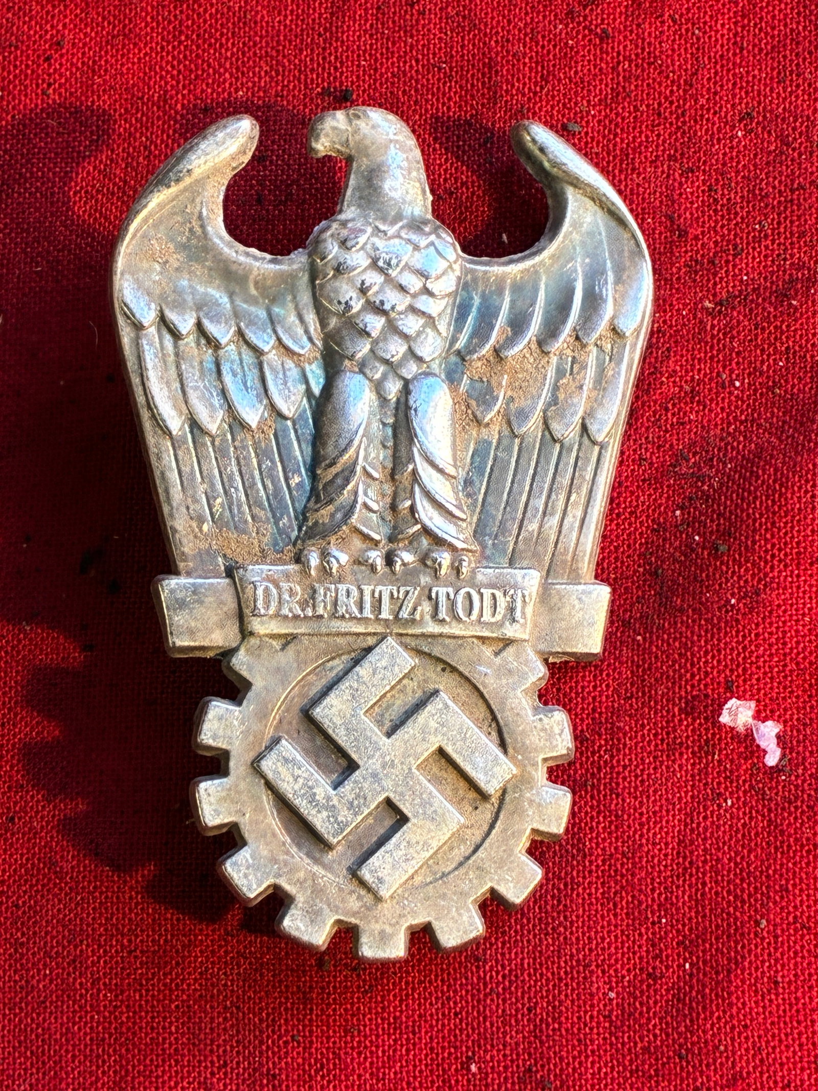 German WW2 ORGANISATION TODT Badge, 1938: German WW2 ORGANISATION TODT Badge, 1938. A RARE FIND. SHOWS GOOD WEAR AND USE WITH A BEAUTIFUL OVERALL PATINA. PLEASE VIEW ALL DETAILED PICTURES. A VERY RARE EXAMPLE OF THE TIME PERIOD.