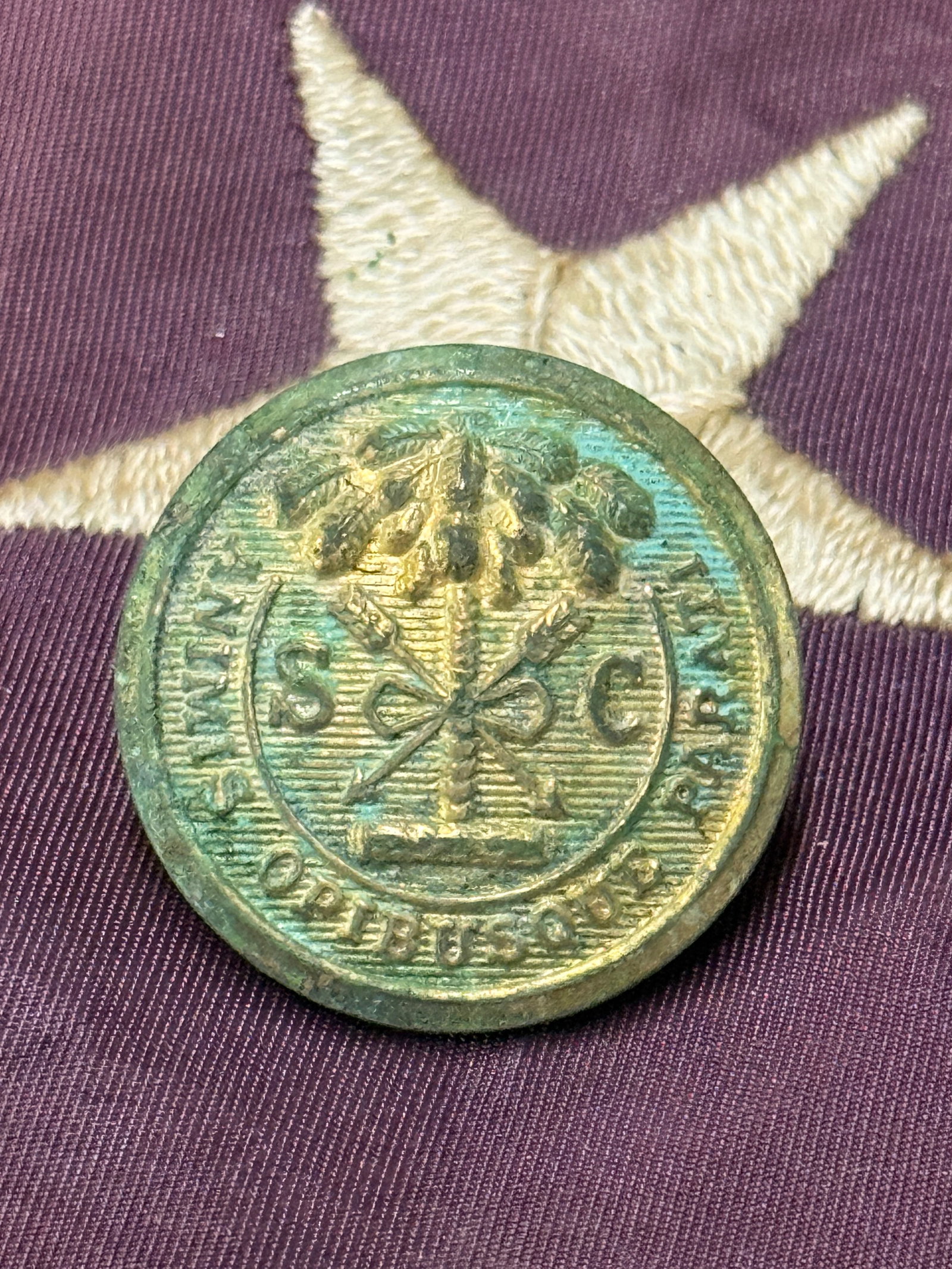 CIVIL WAR CONFEDERATE CSA SOUTH CAROLINA BUTTON: CIVIL WAR CONFEDERATE CSA SOUTH CAROLINA BUTTON. COMES FROM A LARGE COLLECTION. SHOWS GOOD WEAR AND USE WITH A BEAUTIFUL OVERALL PATINA. HAS A GREAT LOOK TO IT WITH AN EXCELLENT OVERALL EYE APPEAL. A 