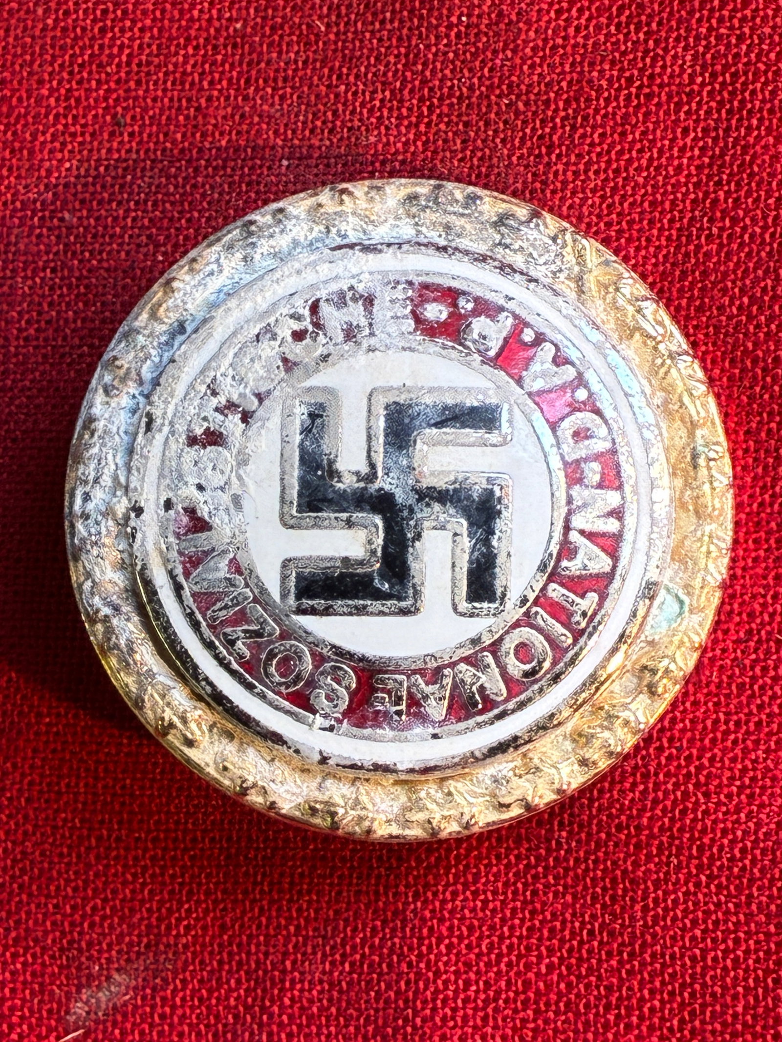 RARE WW2 GERMAN NSDAP GOLDEN PARTY BADGE BY GES. GESCH. 50569: RARE WW2 GERMAN NSDAP GOLDEN PARTY BADGE BY GES. GESCH. 50569. A SCARCE EXAMPLE THAT IS IN MINT OVERALL SHAPE AND CONDITION WITH A BEAUTIFUL OVERALL PATINA. SHOWS GOOD WEAR AND USE. PLEASE VIEW ALL DE
