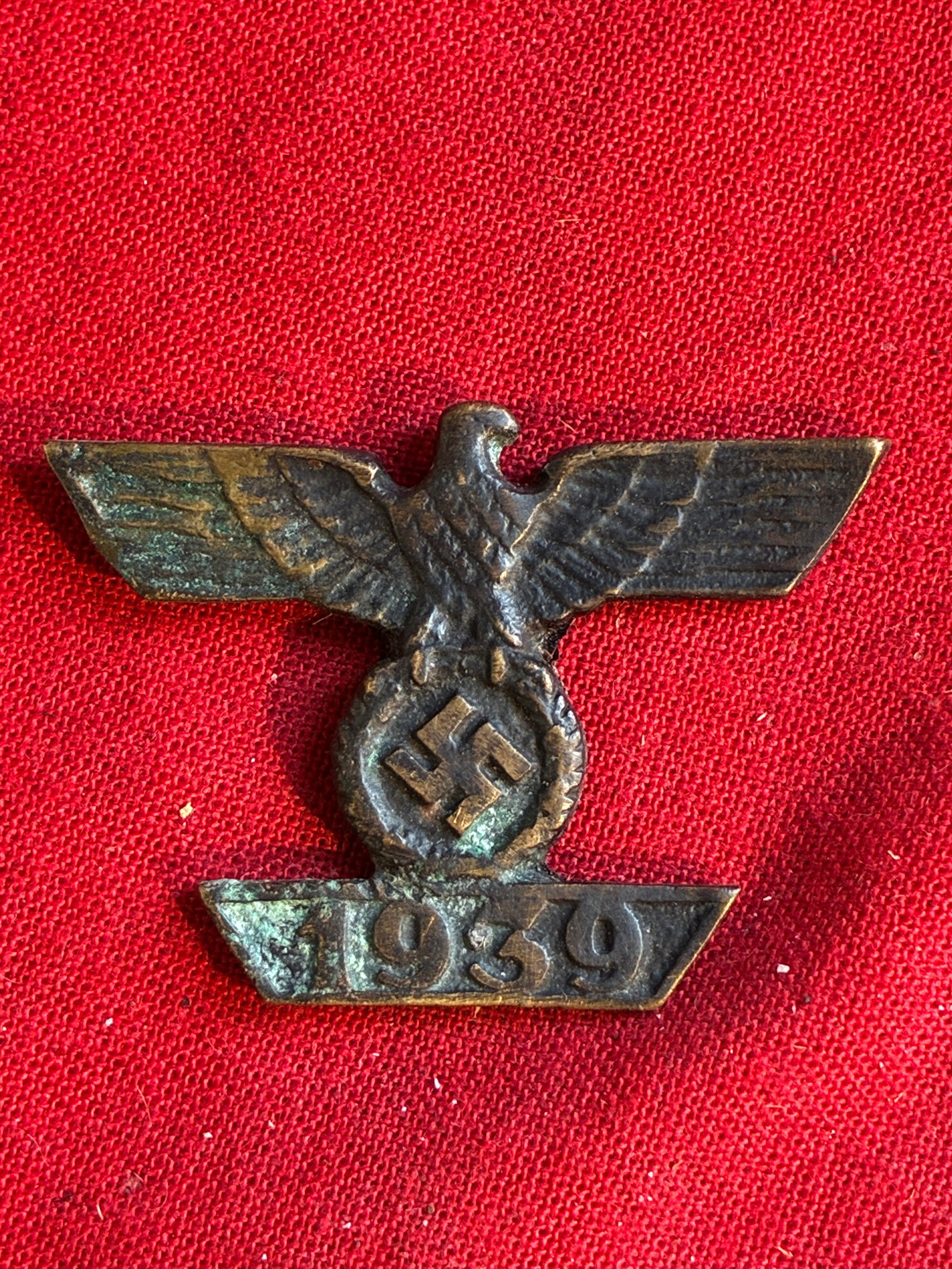 Rare WW2 German Spange Clasp To The Iron Cross 1st Class Type 2: Rare WW2 German Spange Clasp To The Iron Cross 1st Class Type 2. A rare example that is in mint overall shape and condition with a beautiful overall patina. Shows good wear and use. Please view all de