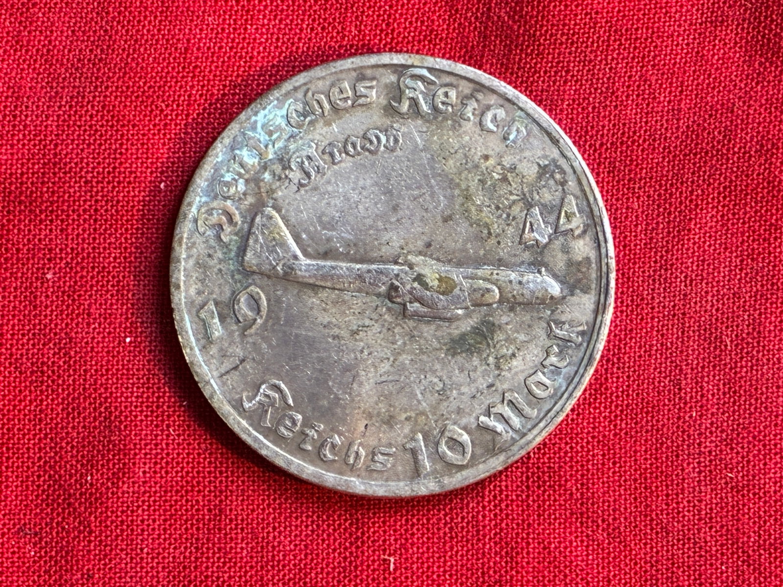 WW2 GERMAN LUFTWAFFE WAR PLANES COMMEMORATIVE SILVER MEDAL COIN: WW2 GERMAN LUFTWAFFE WAR PLANES COMMEMORATIVE SILVER MEDAL COIN. A VERY RARE FIND. SHOWS GOOD WEAR AND USE WITH A BEAUTIFUL PATINA THROUGHOUT. PLEASE VIEW ALL DETAILED PICTURES. A RARE EXAMPLE OF THE 