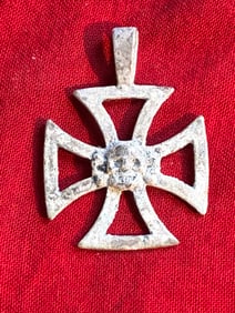 WW2 GERMAN TOTENKOPF SS SKULL WITH IRON CROSS SILVER PENDANT
