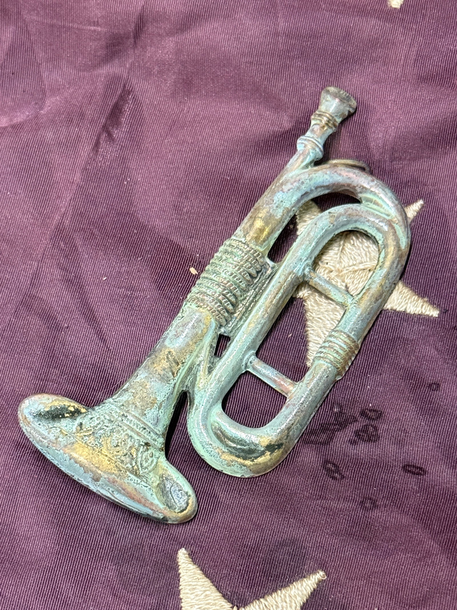 CIVIL WAR SHARP-SHOOTER RIFLEMAN HEADGEAR BADGE INSIGNIA: CIVIL WAR SHARP-SHOOTER RIFLEMAN HEADGEAR BADGE INSIGNIA. A VERY RARE EXAMPLE THAT IS IN MINT OVERALL SHAPE AND CONDITION WITH A BEAUTIFUL OVERALL PATINA. HAS A GREAT LOOK TO IT WITH AN EXCELLENT OVER