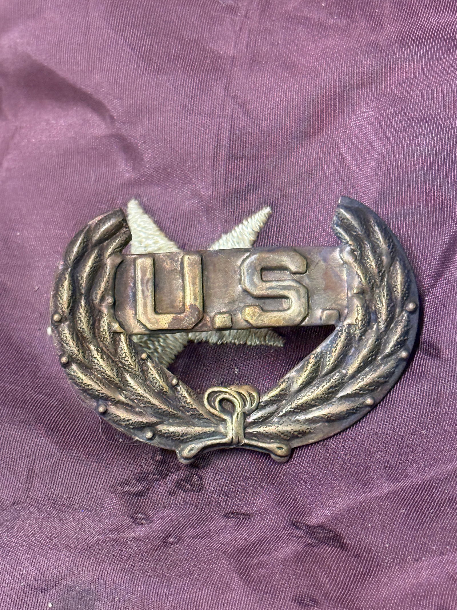 CIVIL WAR UNION U.S. WITH WREATH HEADGEAR BADGE INSIGNIA: CIVIL WAR UNION U.S. WITH WREATH HEADGEAR BADGE INSIGNIA. A VERY RARE EXAMPLE THAT IS IN MINT OVERALL SHAPE AND CONDITION WITH A BEAUTIFUL OVERALL PATINA. HAS A GREAT LOOK TO IT WITH AN EXCELLENT OVER