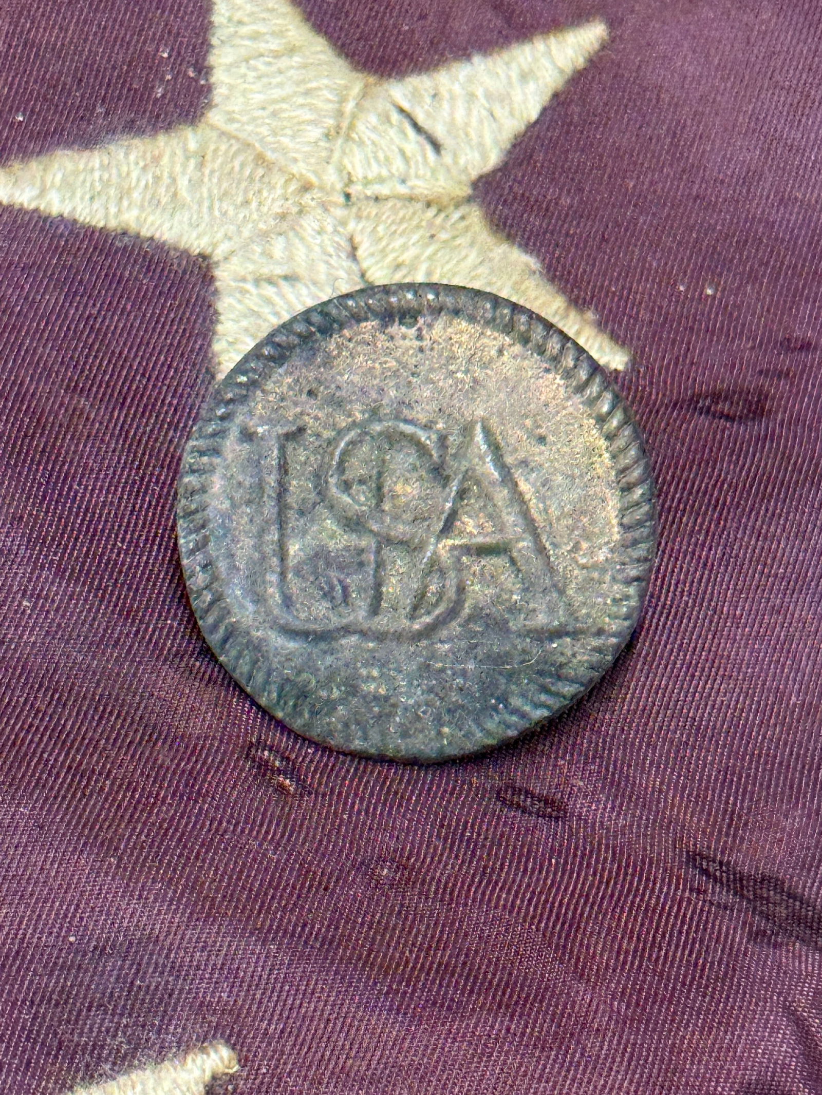 RECOVERED REVOLUTIONARY WAR U.S.A. COAT BUTTON: RECOVERED REVOLUTIONARY WAR U.S.A. COAT BUTTON. A VERY RARE EXAMPLE THAT IS IN MINT OVERALL SHAPE AND CONDITION WITH A BEAUTIFUL OVERALL PATINA. HAS A GREAT LOOK TO IT WITH AN EXCELLENT OVERALL EYE AP