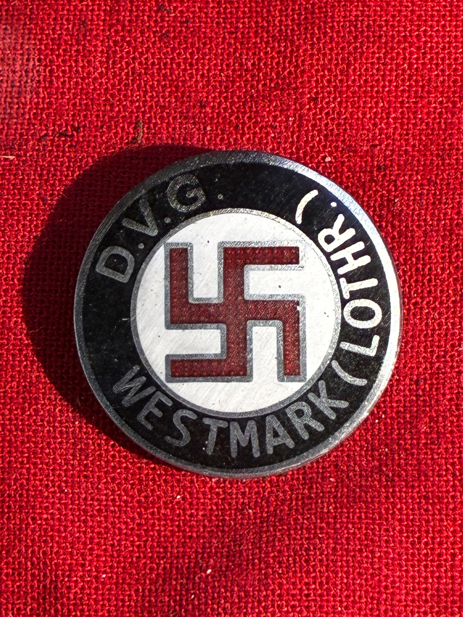 WW2 German NSDAP (NAZI PARTY) DVG Westmark (Lothr.) Badge. The D.V.G.: WW2 German NSDAP (NAZI PARTY) DVG Westmark (Lothr.) Badge. The D.V.G., “Deutscher Volksgenossen Bund” (German Fellow-countrymen League), was comprised of ethnic Germans from the Alsace-Lorrain