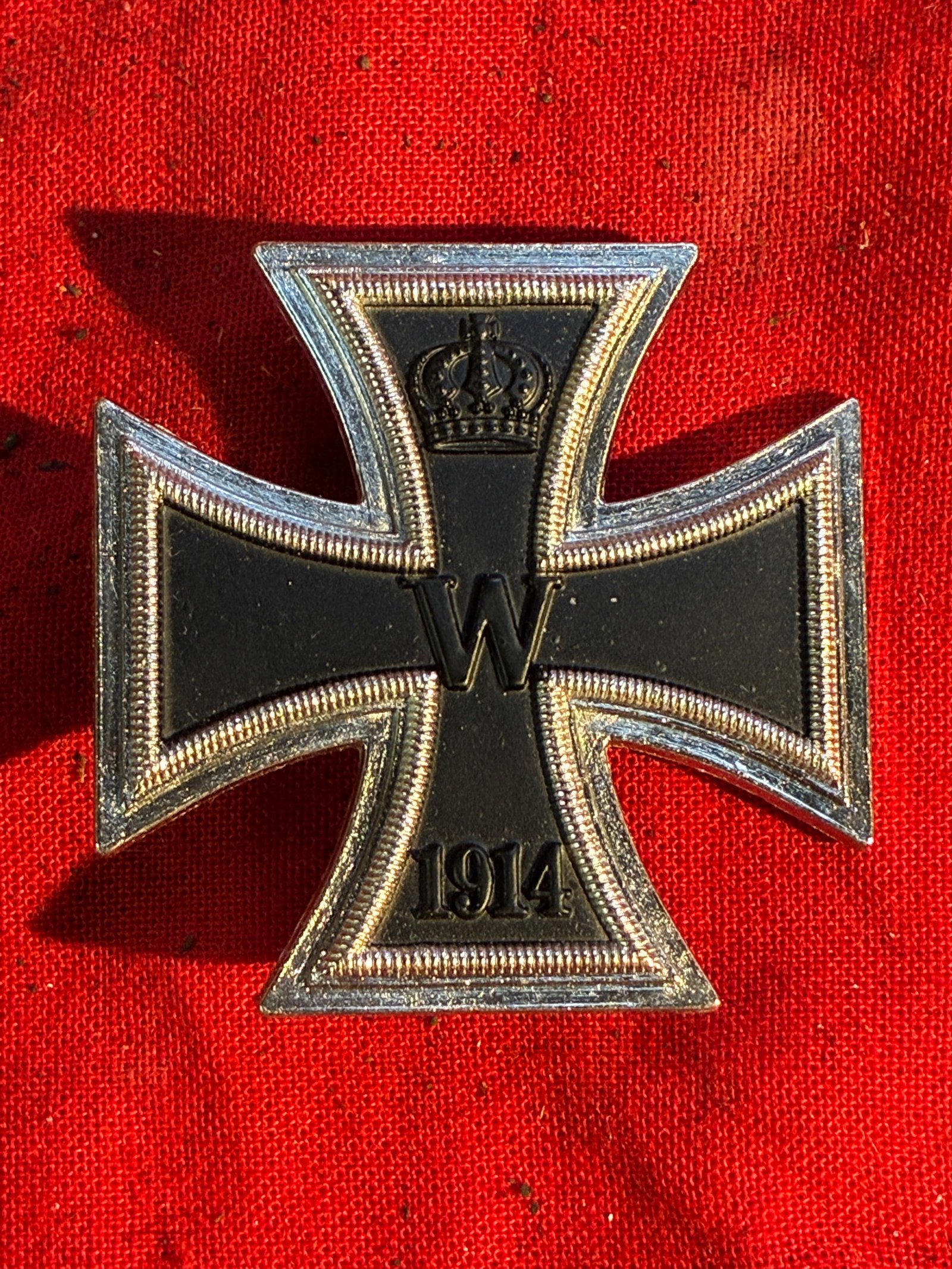 WW1 GERMAN IMPERIAL IRON CROSS BADGE: WW1 GERMAN IMPERIAL IRON CROSS BADGE. A RARE FIND. SHOWS GOOD WEAR AND USE WITH A BEAUTIFUL OVERALL PATINA. PLEASE VIEW ALL DETAILED PICTURES. A RARE EXAMPLE OF THE TIME PERIOD.