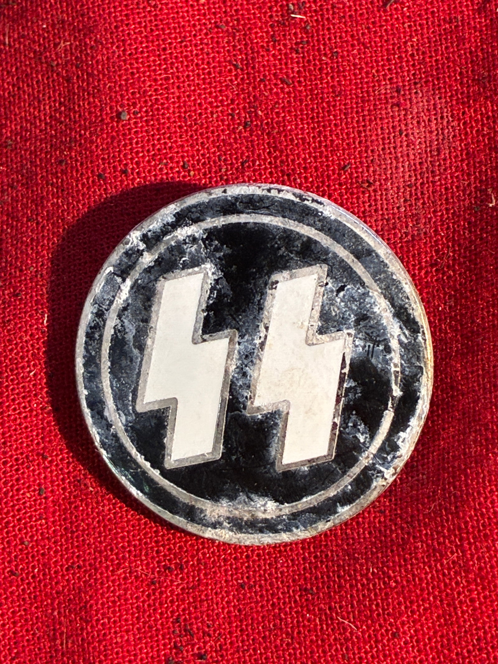 WW2 GERMAN WAFFEN SS LAPEL ENAMELED PIN BADGE: WW2 GERMAN WAFFEN SS LAPEL ENAMELED PIN BADGE. A RARE EXAMPLE. SHOWS GOOD WEAR AND USE WITH A BEAUTIFUL OVERALL PATINA. PLEASE VIEW ALL DETAILED PICTURES. A SCARCE EXAMPLE OF THE TIME PERIOD.