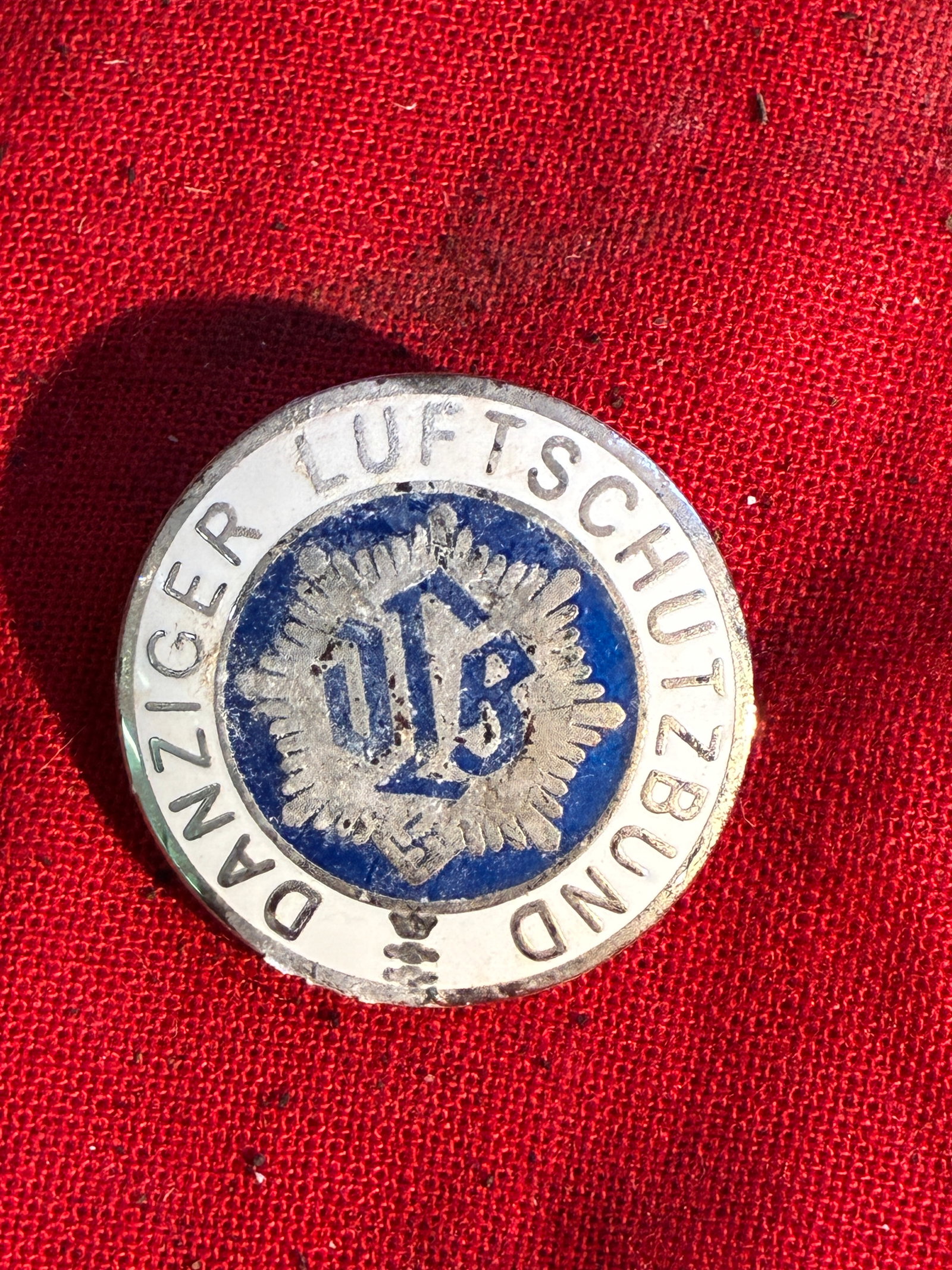 WW2 German DLB Danziger Luftschutzbund Membership Badge By RZM M1/129: WW2 German DLB Danziger Luftschutzbund Membership Badge By RZM M1/129. Badge of the DLB (Danzig Air Raid Protection Association). Diameter 23mm. Made in enameled and silvered Tombac. The RLB was organ