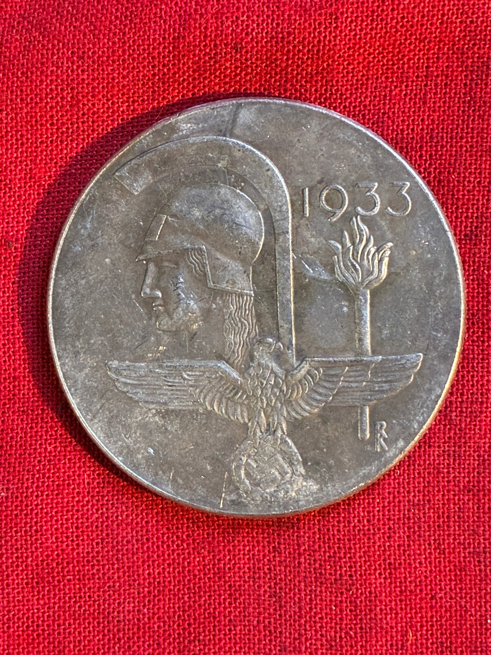 WW2 German Steenlegging 'Haus der Deutschen Kunst' 1933 Silver Medal Coin: WW2 German Steenlegging 'Haus der Deutschen Kunst' 1933 Silver Medal Coin. A rare find. Shows good wear and use with a beautiful overall patina. A rare example of the time period.