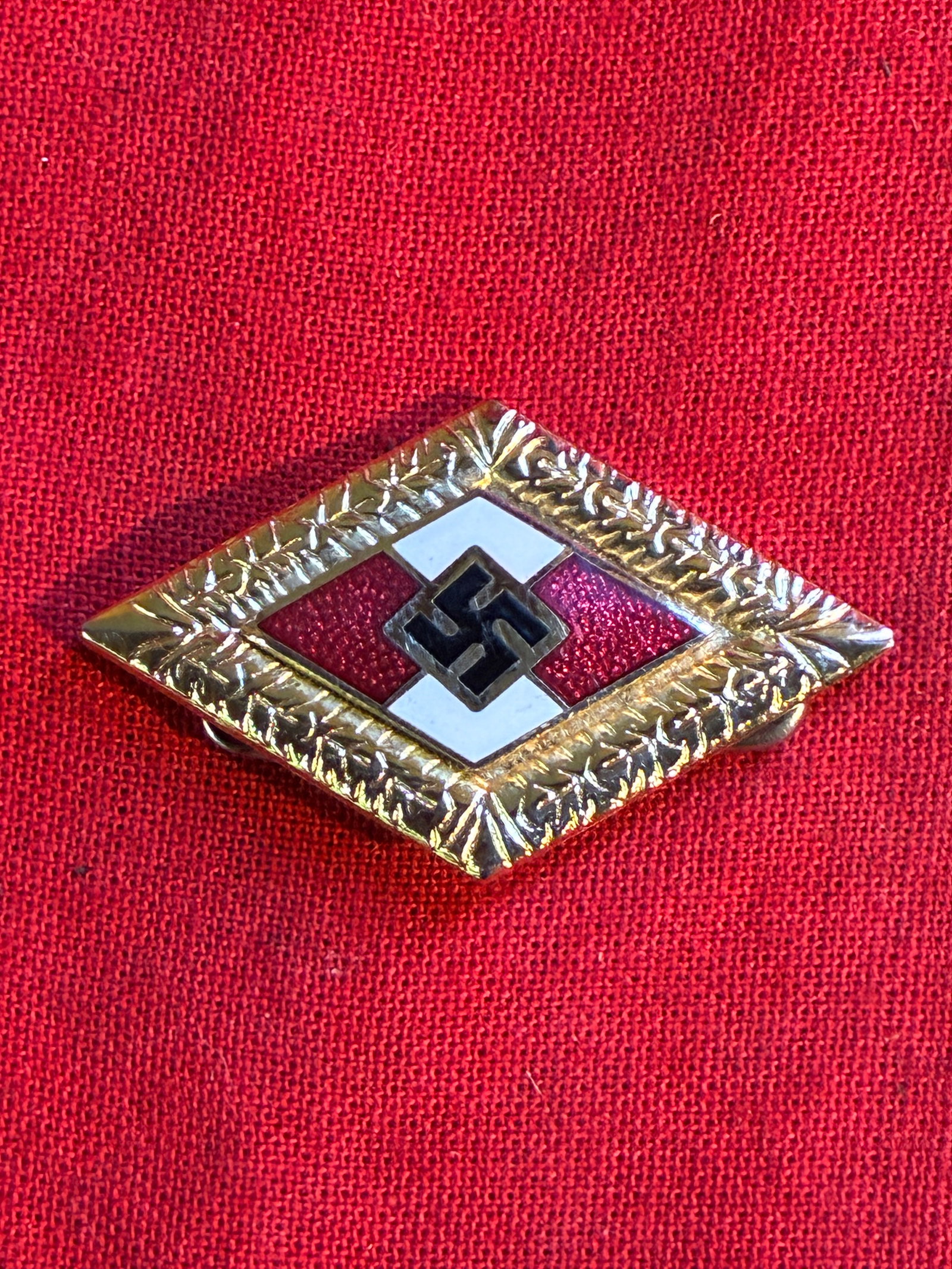 WW2 GERMAN HITLER YOUTH HITLER JUGEND HONOUR BADGE 1935 BY RZM BM 1/122: WW2 GERMAN HITLER YOUTH HITLER JUGEND HONOUR BADGE 1935 BY RZM BM 1/122. SHOWS GOOD WEAR AND USE WITH A BEAUTIFUL OVERALL PATINA. PLEASE VIEW ALL DETAILED PICTURES. A SCARCE EXAMPLE OF THE TIME PERIOD