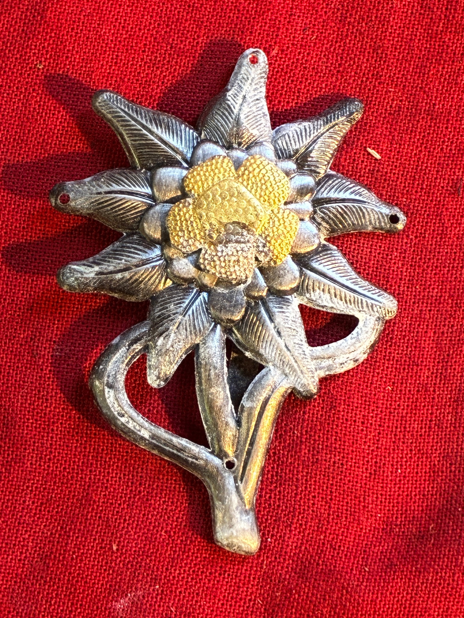 WWII German Officer Edelweiss Mountain Metal Cap Badge Insignia: WWII German Officer Edelweiss Mountain Metal Cap Badge Insignia. A rare find. Shows good wear and use with a beautiful overall patina. Please view all detailed pictures. A rare find.
