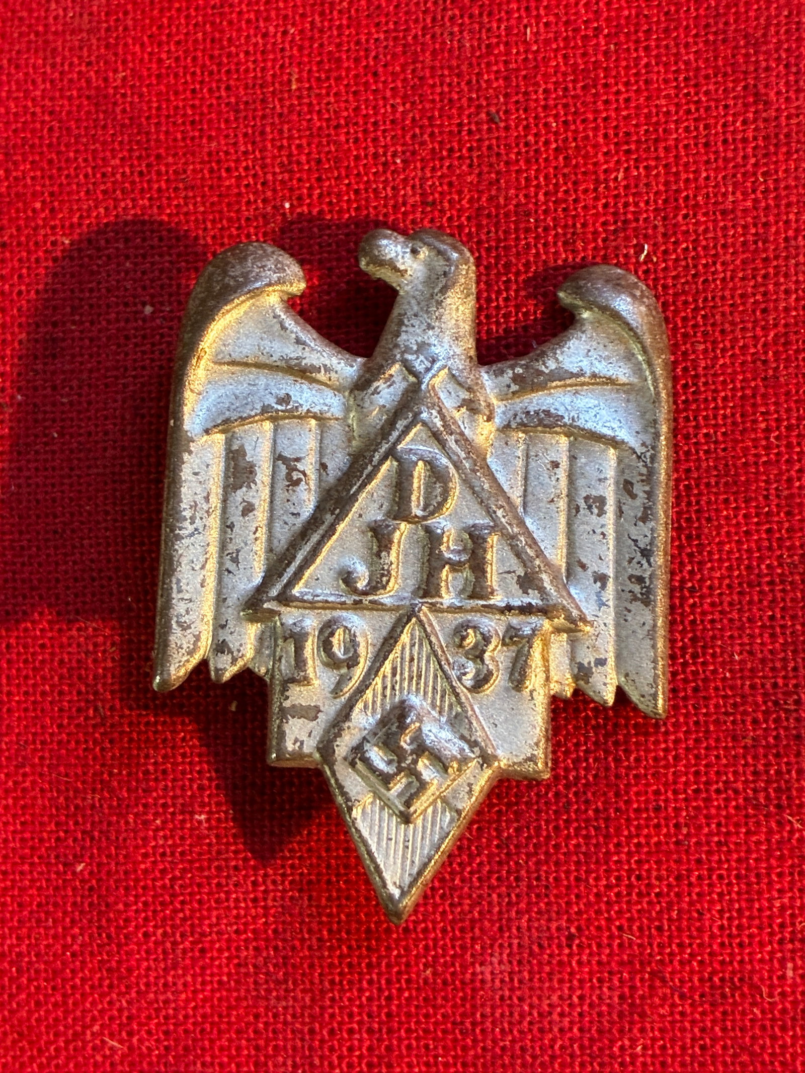 RARE WW2 GERMAN NAZI HITLER YOUTH DJH 1937 TINNIE BADGE: RARE WW2 GERMAN NAZI HITLER YOUTH DJH 1937 TINNIE BADGE. SHOWS GOOD WEAR AND USE WITH A BEAUTIFUL OVERALL PATINA. PLEASE VIEW ALL DETAILED PICTURES. A RARE EXAMPLE.