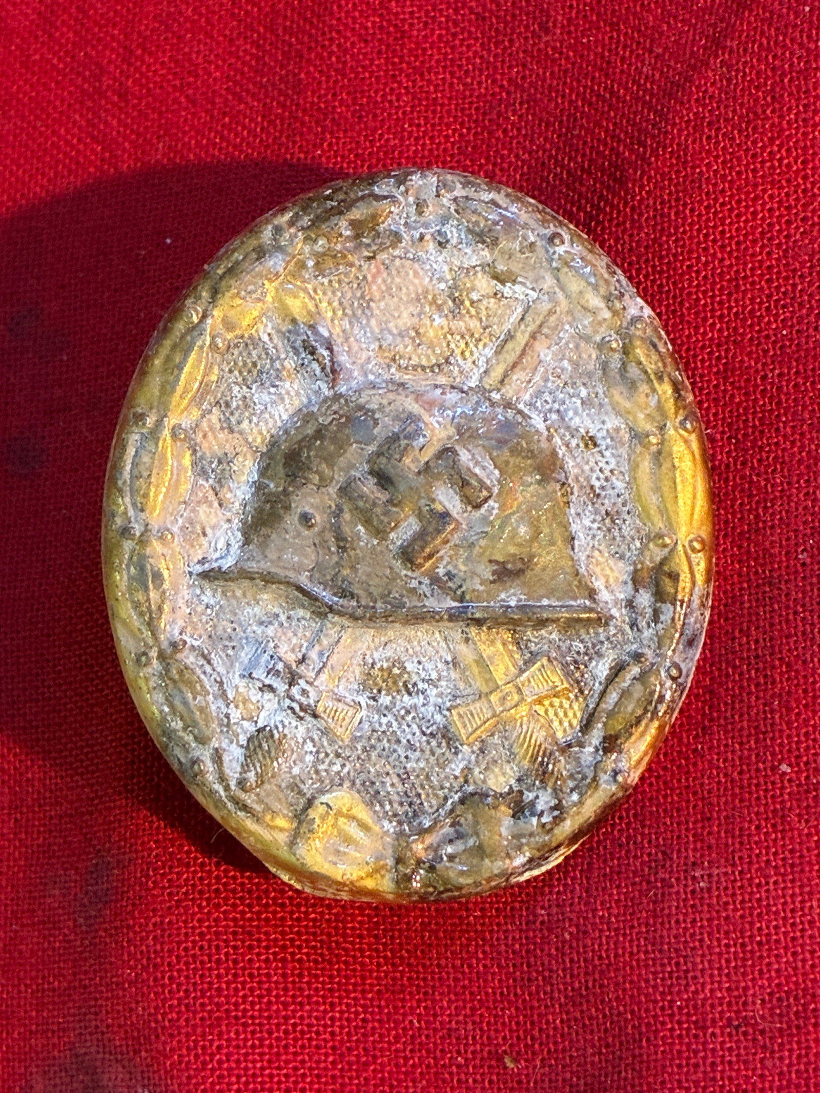 RARE WW2 GERMAN WOUND BADGE IN GOLD MARKED 30: RARE WW2 GERMAN WOUND BADGE IN GOLD MARKED 30. A RARE FIND. SHOWS GOOD WEAR AND USE WITH A BEAUTIFUL OVERALL PATINA. PLEASE VIEW ALL DETAILED PICTURES. A RARE EXAMPLE OF THE TIME PERIOD.