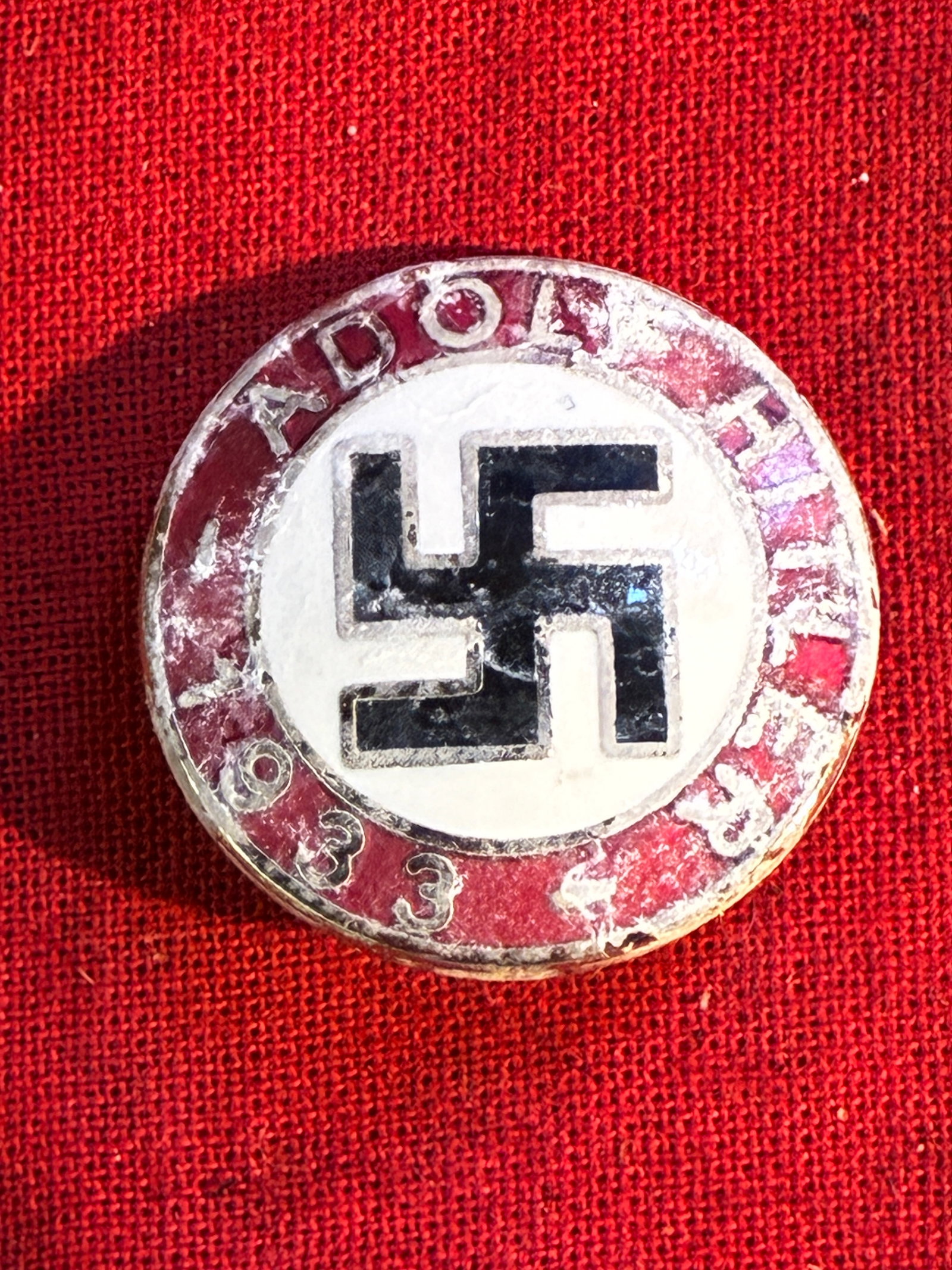 WWII GERMAN ADOLF HITLER 1933 PIN BADGE BY RZM M1/129: WWII GERMAN ADOLF HITLER 1933 PIN BADGE BY RZM M1/129. A RARE FIND. SHOWS GOOD WEAR AND USE WITH A BEAUTIFUL OVERALL PATINA. PLEASE VIEW AL DETAILED PICTURES. A SCARCE EXAMPLE.
