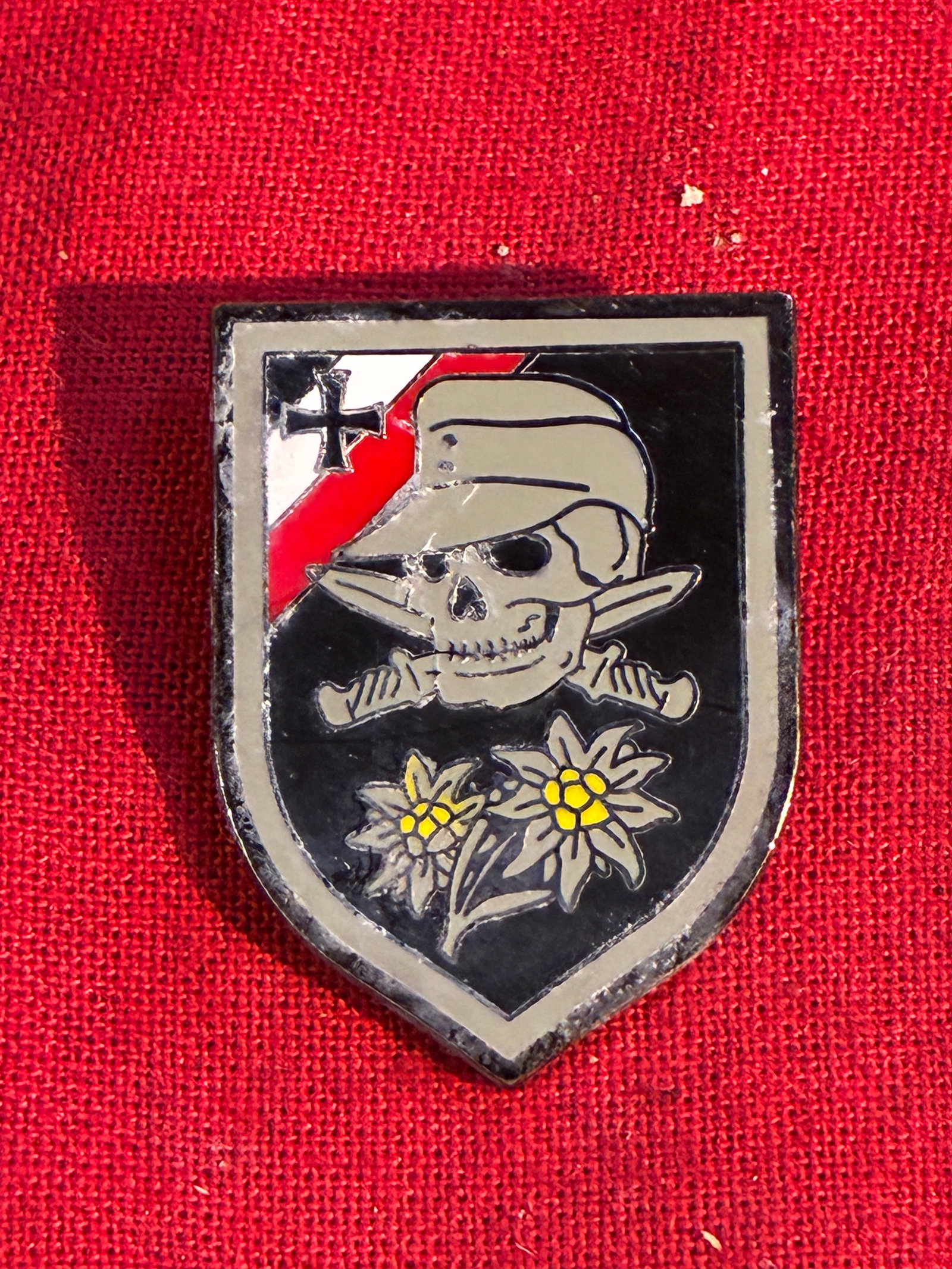 WW2 GERMAN SS TOTENKOPF EDELWEISS BADGE: WW2 GERMAN SS TOTENKOPF EDELWEISS BADGE. SHOWS GOOD WEAR AND USE. PLEASE VIEW ALL PICTURES.