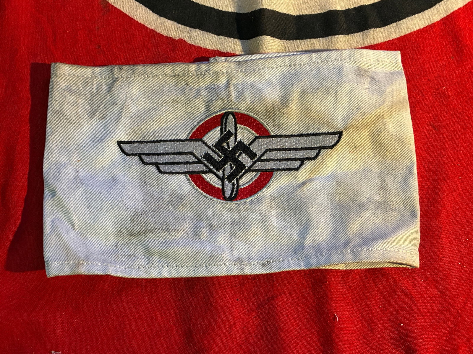 WW2 GERMAN DLV GLIDER PILOTS ARMBAND: WW2 GERMAN DLV GLIDER PILOTS ARMBAND. SHOWS GOOD WEAR AND USE WITH A BEAUTIFUL OVERALL PATINA. PLEASE VIEW ALL DETAILED PICTURES. A VERY RARE FIND.