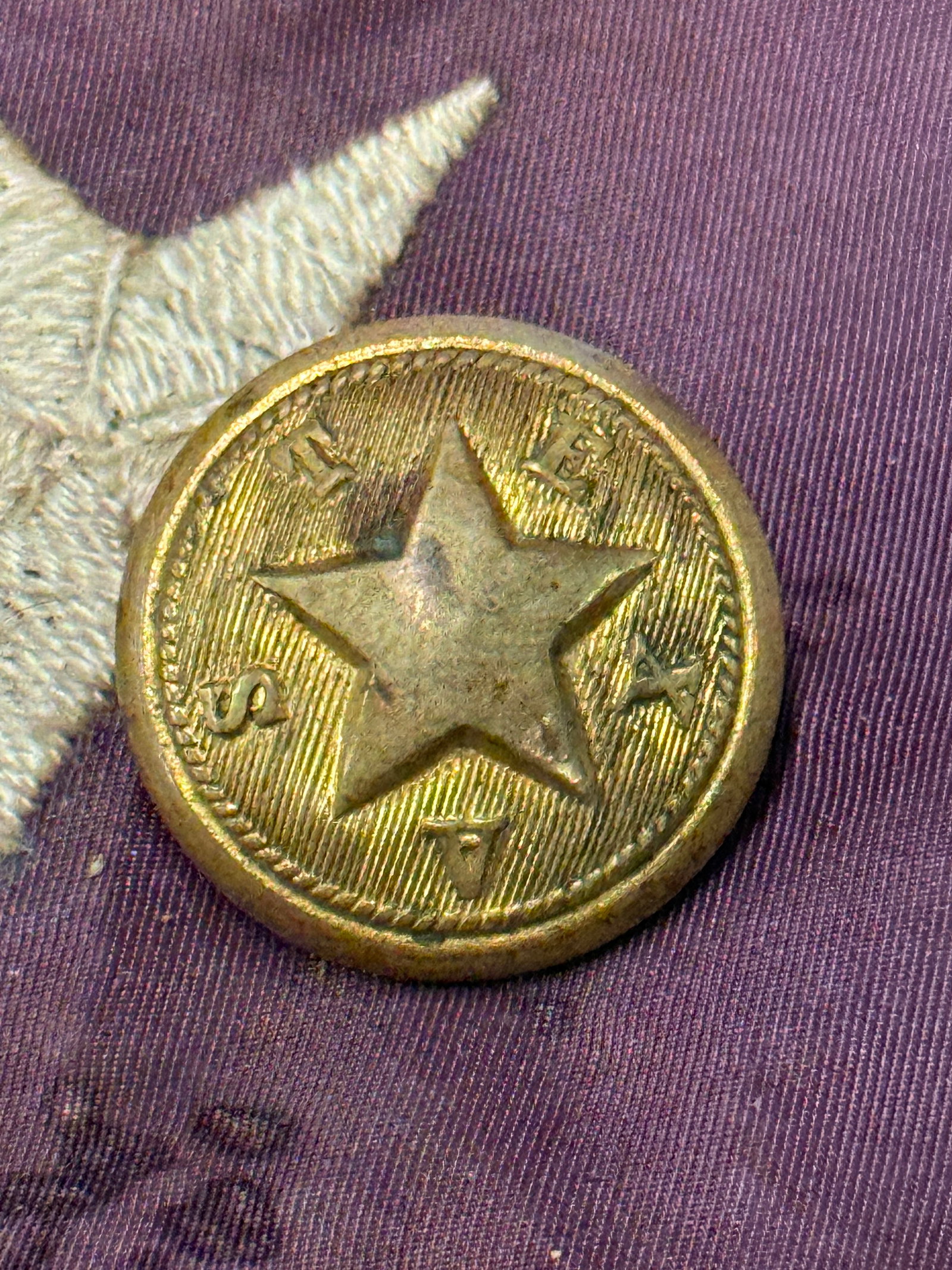 CIVIL WAR CONFEDERATE CSA TEXAS STAR LARGE COAT BUTTON: CIVIL WAR CONFEDERATE CSA TEXAS STAR LARGE COAT BUTTON. A RARE FIND. SHOWS GOOD WEAR AND USE WITH A BEAUTIFUL OVERALL PATINA. HAS A GREAT LOOK TO IT WITH AN EXCELLENT OVERALL EYE APPEAL. A RARE FIND A