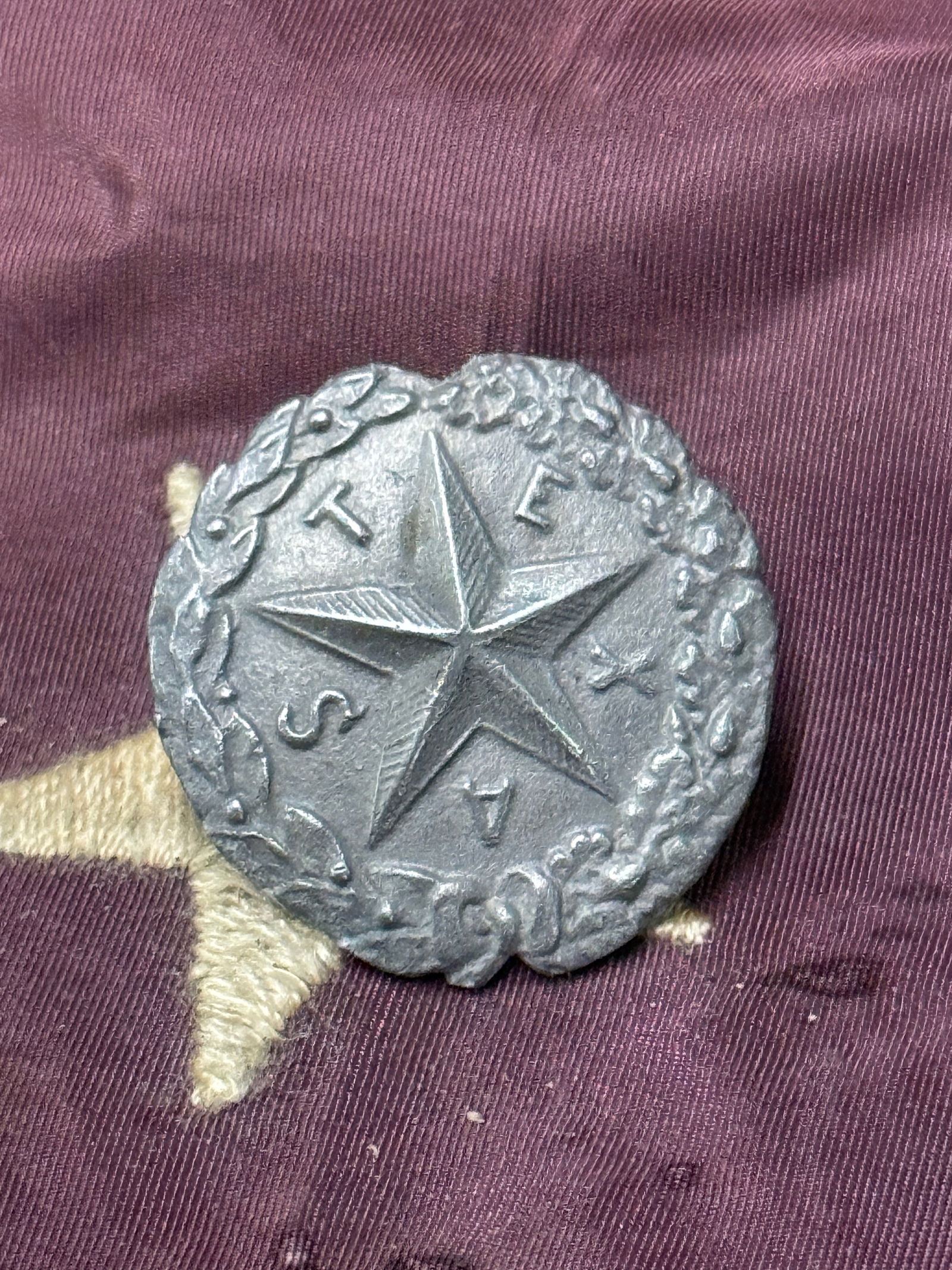 CIVIL WAR CONFEDERATE CSA TEXAS STAR CAST PIN: CIVIL WAR CONFEDERATE CSA TEXAS STAR CAST PIN. A RARE FIND. SHOWS GOOD WEAR AND USE WITH A BEAUTIFUL OVERALL PATINA. HAS A GREAT LOOK TO IT WITH AN EXCELLENT OVERALL EYE APPEAL. A RARE FIND AND AN EXC
