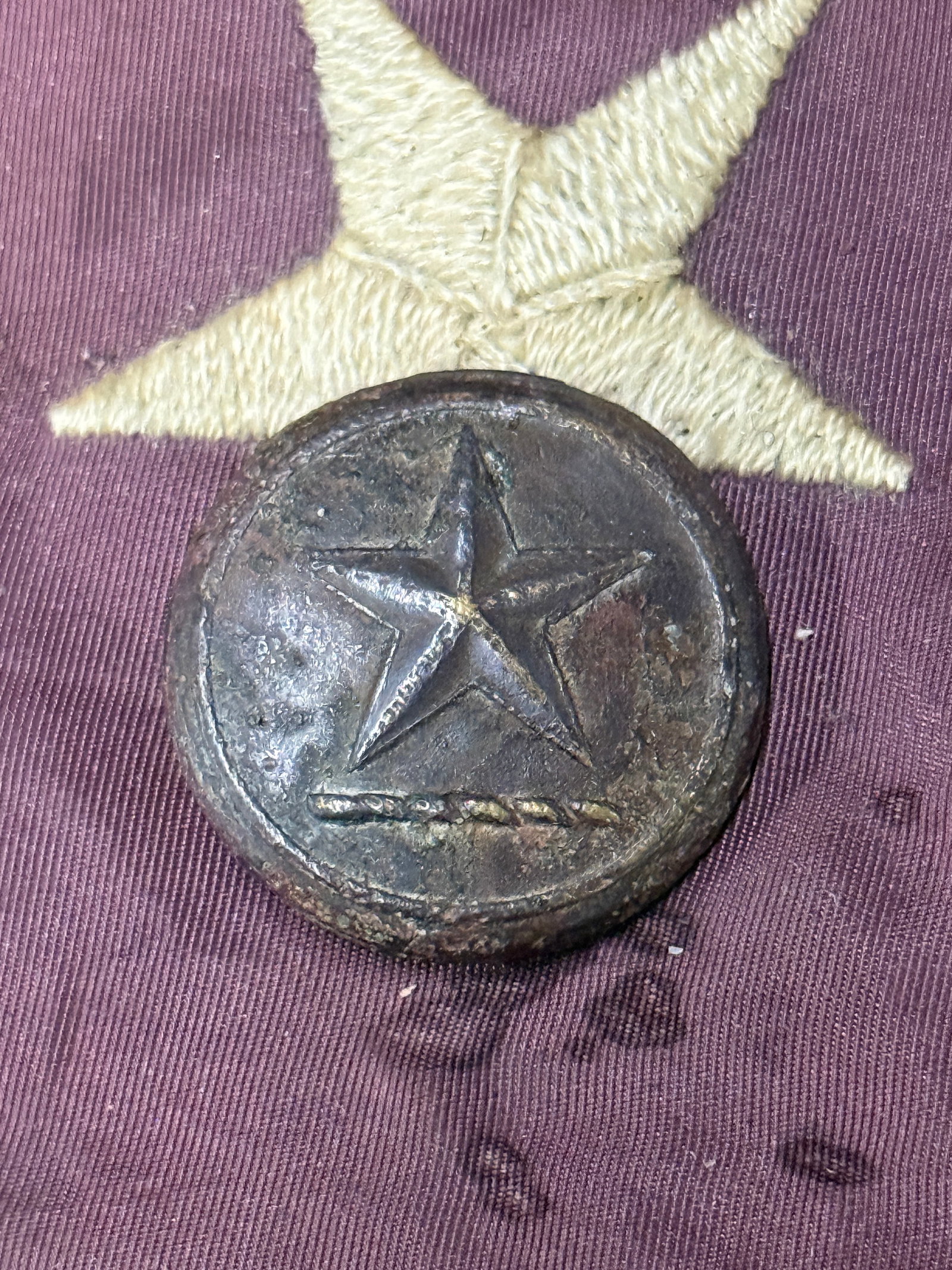 RARE CIVIL WAR CONFEDERATE CSA TEXAS STAR COAT BUTTON: RARE CIVIL WAR CONFEDERATE CSA TEXAS STAR COAT BUTTON. A RARE FIND. SHOWS GOOD WEAR AND USE WITH A BEAUTIFUL OVERALL PATINA. PLEASE VIEW ALL DETAILED PICTURES. A RARE FIND.