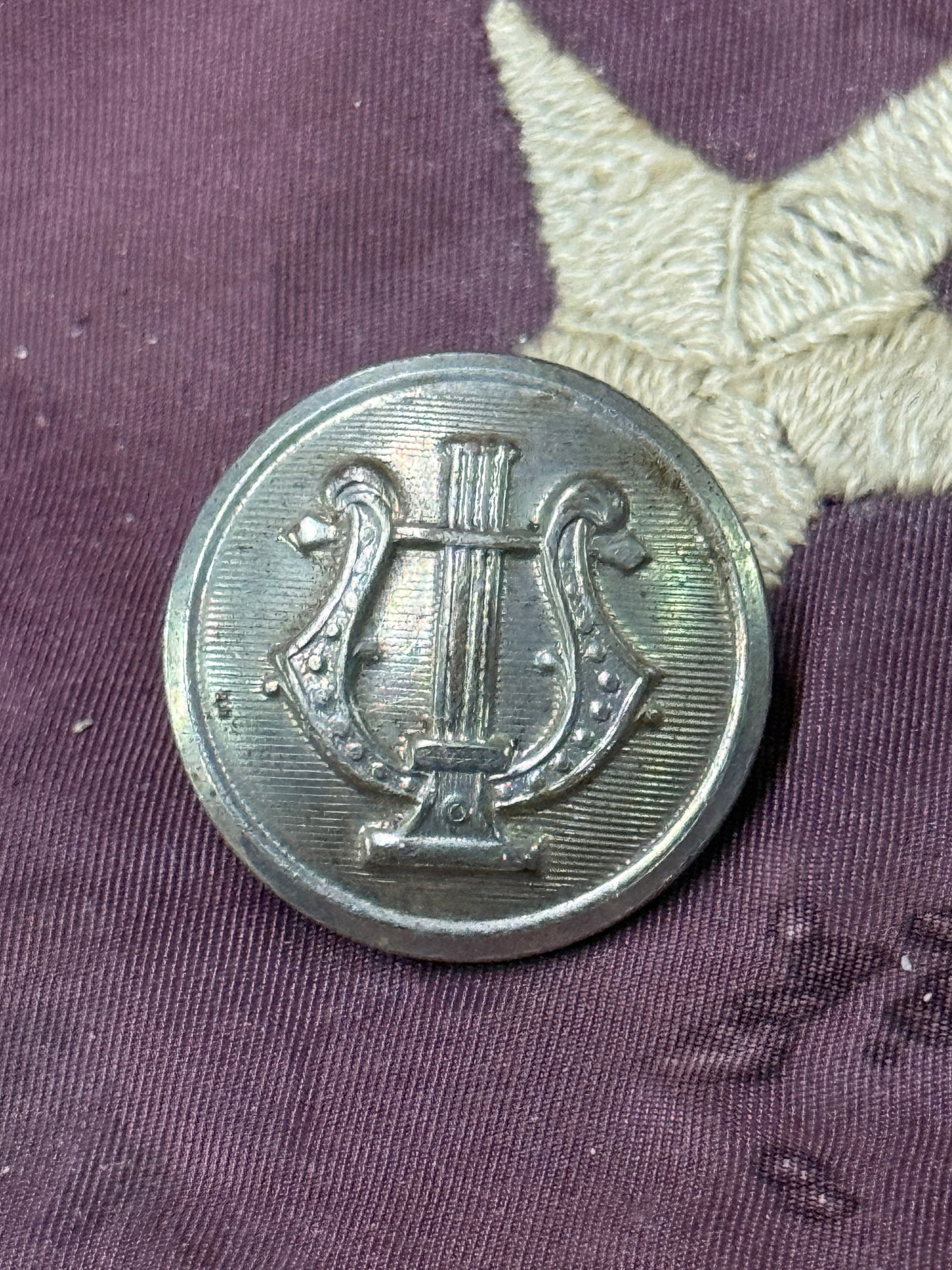 SCARCE CIVIL WAR MUSICIAN'S COAT BUTTON BY SUPERIOR QUALITY: SCARCE CIVIL WAR MUSICIAN'S COAT BUTTON BY SUPERIOR QUALITY. A RARE FIND. SHOWS GOOD WEAR AND USE WITH A BEAUTIFUL OVERALL PATINA. PLEASE VIEW ALL DETAILED PICTURES. A RARE EXAMPLE OF THE TIME PERIOD.