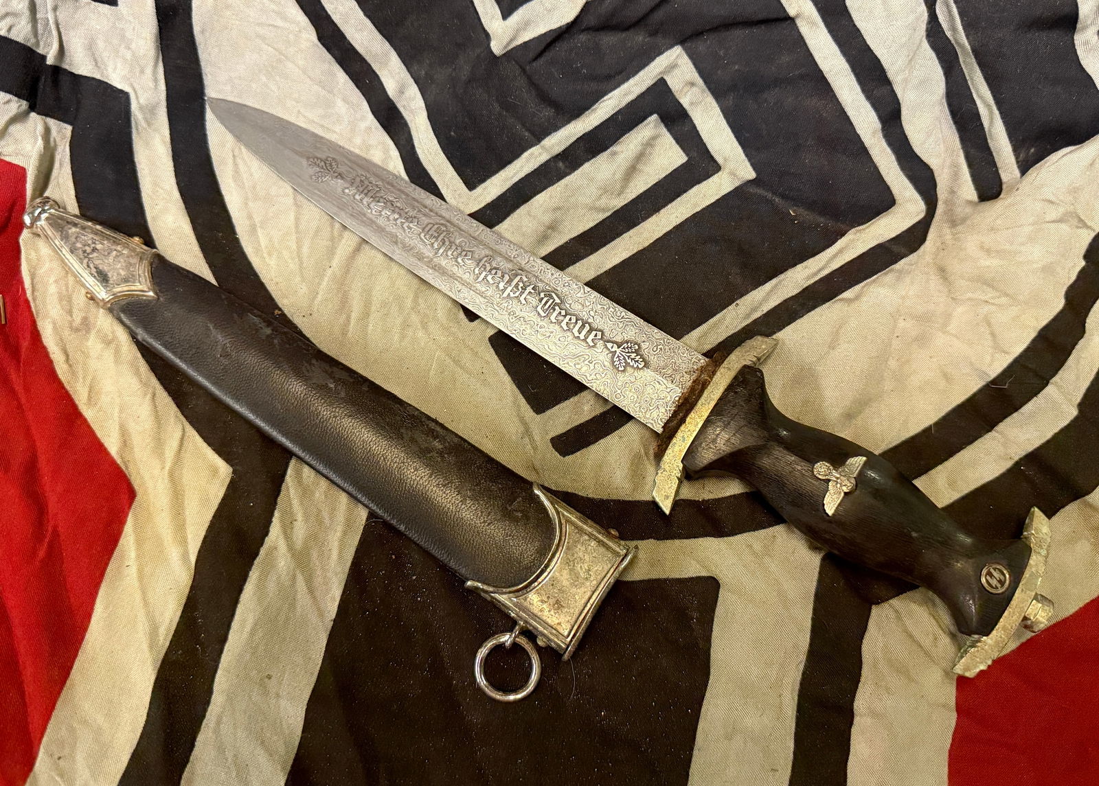 WW2 GERMAN WAFFEN SS DAMASCAS BLADE DAGGER BY CARL EICKHORN SOLINGEN: WW2 GERMAN WAFFEN SS DAMASCAS BLADE DAGGER BY CARL EICKHORN SOLINGEN. A VERY RARE ENGRAVED BLADE DAGGER. SHOWS GOOD WEAR AND USE WITH A BEAUTIFUL OVERALL PATINA. VERY WELL USED BUT WELL PRESERVED. PLE