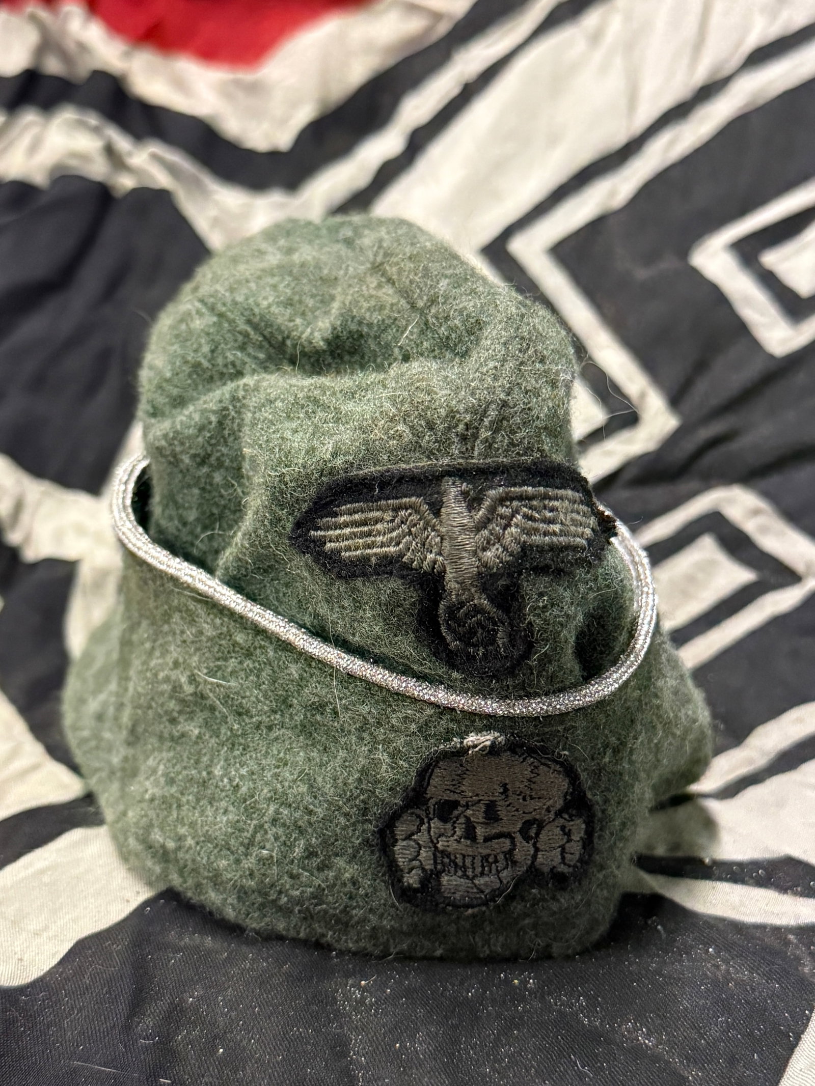 RARE WW2 GERMAN SS SCHIFFCHEN TOTENKOPF M40 SIDE CAP WITH MAKER MARKS: RARE WW2 GERMAN SS SCHIFFCHEN TOTENKOPF M40 SIDE CAP WITH MAKER MARKS. MADE OUT OF HEAVY WOOL. MAKER MARKED ON THE INSIDE. THE TOTENKOPS SKULL AND EAGLE ARE SEWN ON THE FRONT. PLEASE VIEW ALL DETAILED