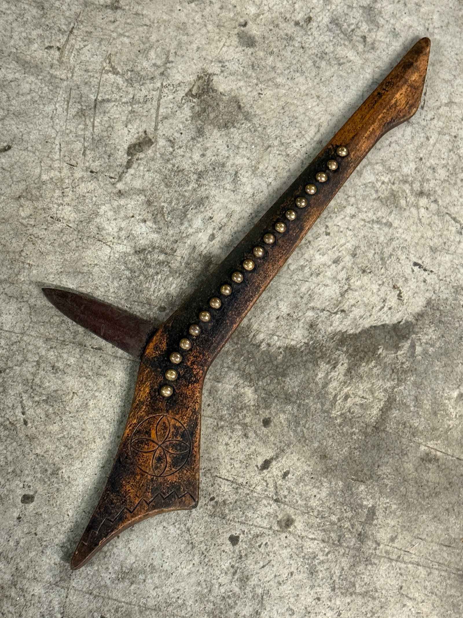 1800'S Native American Gun Butt Stock War Hammer Used By Cherokee Indians: 1800'S Native American Gun Butt Stock War Hammer Used By Cherokee Indians. An ultra rare war hammer that is tacked and shos good wear and use with a beautiful patina throughout. Has a great look to it