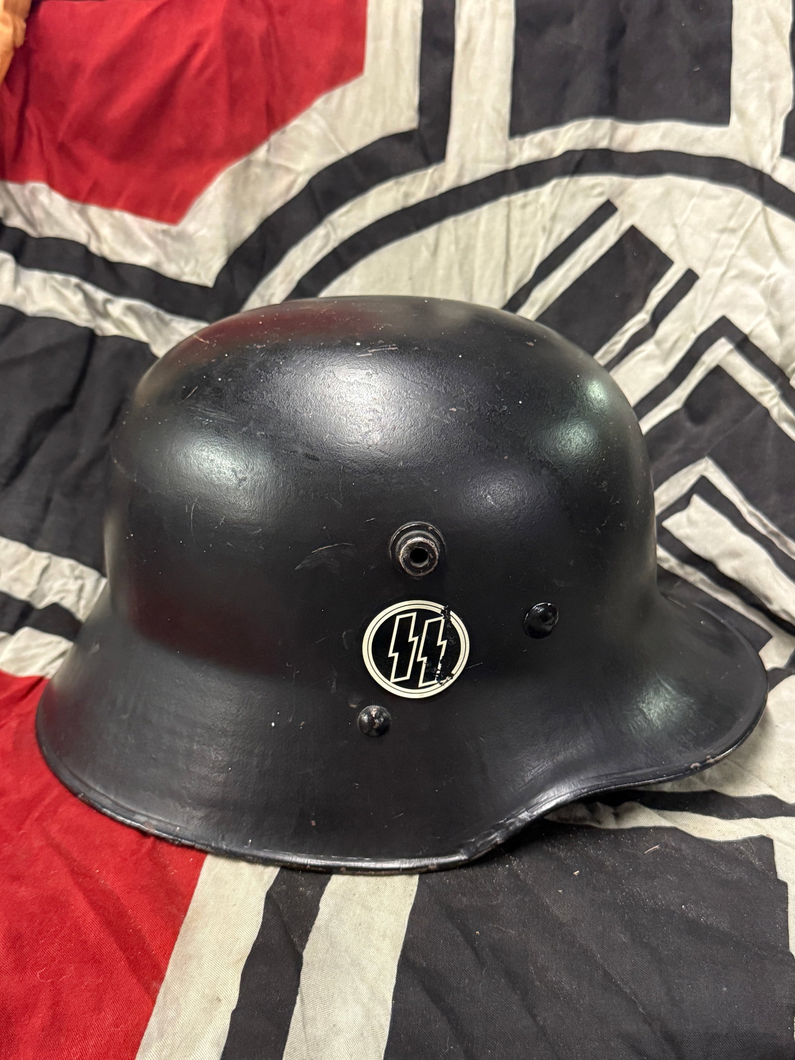 Rare WW2 German SS-VT SS-Verfügungstruppe Helmet: Rare WW2 German SS-VT SS-Verfügungstruppe Helmet. Adolf Hitler decreed that the SS-VT was neither a part of the police nor the German Wehrmacht, but military-trained men at the disposal of the Führe